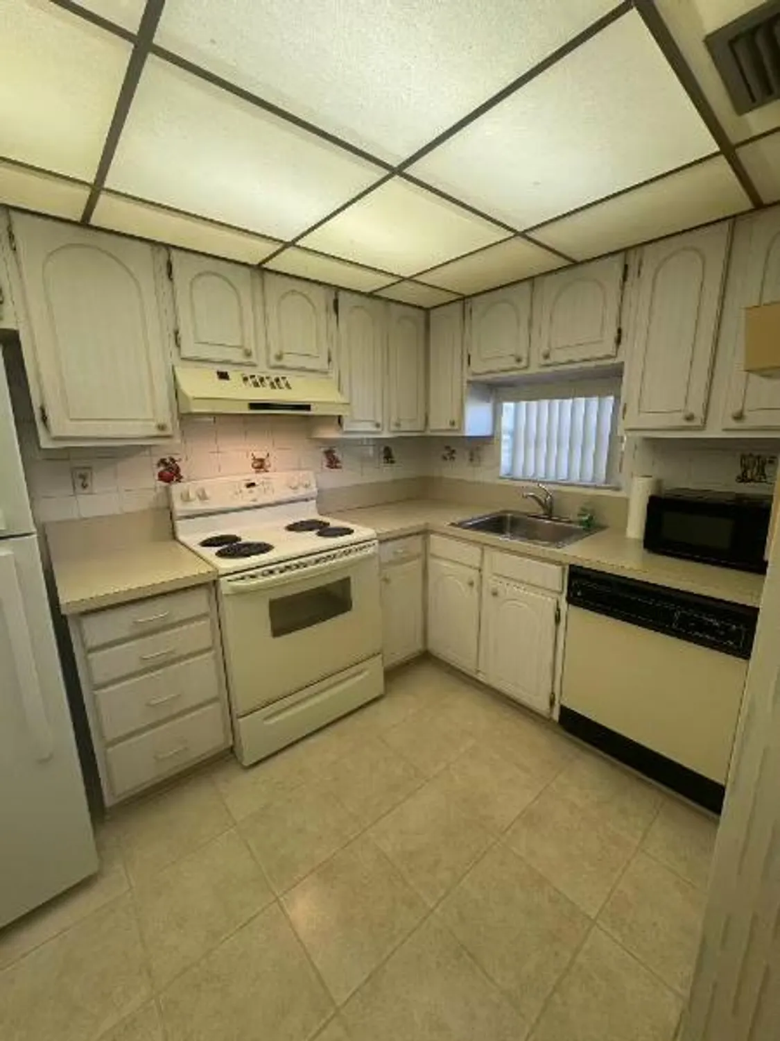 Property Slideshow image 2 of 33 | 9420 s hollybrook lake dr 105, Pembroke Pines, FL, 33025