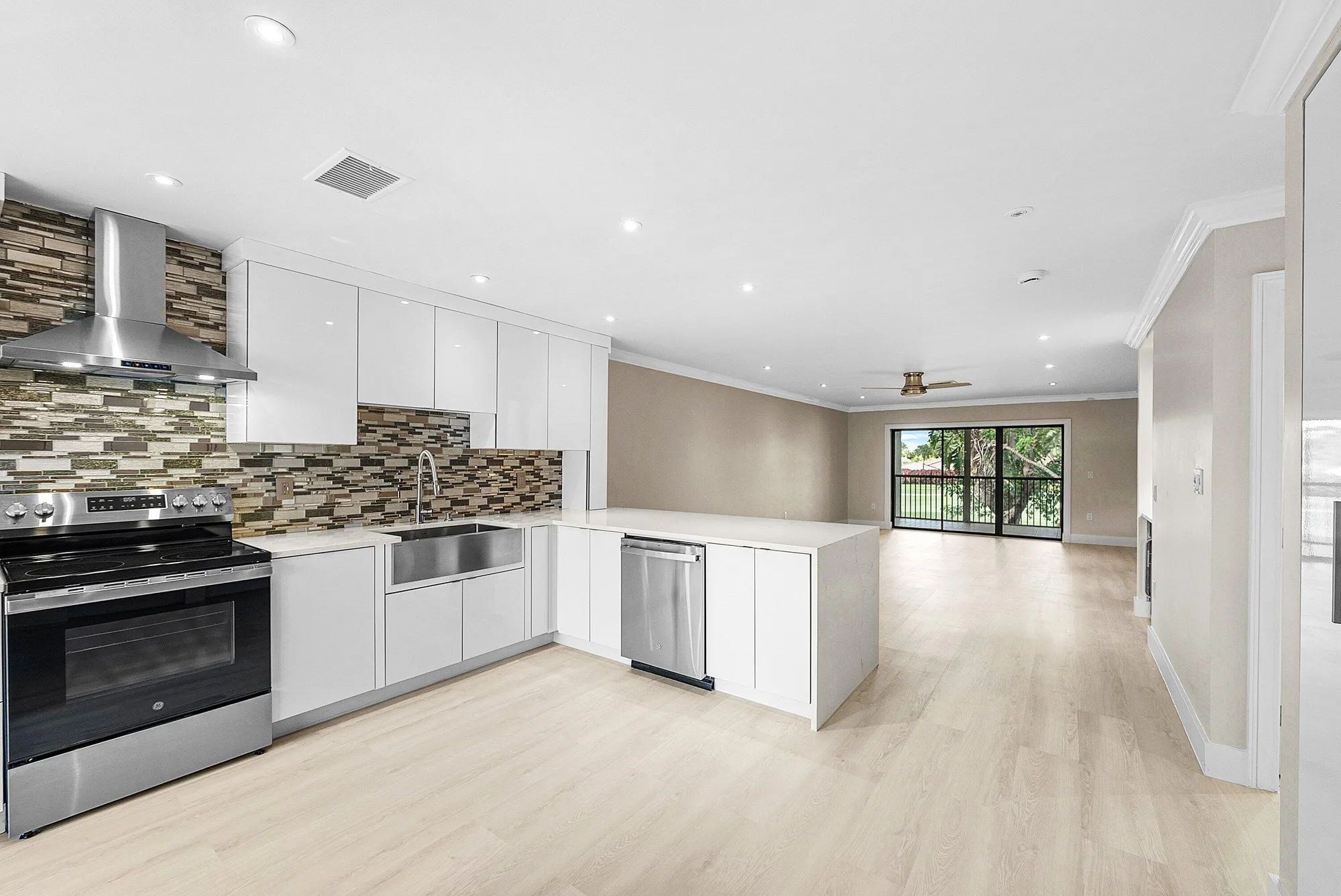 Property Slideshow image 11 of 54 | 18 stratford dr f, Boynton Beach, FL, 33436