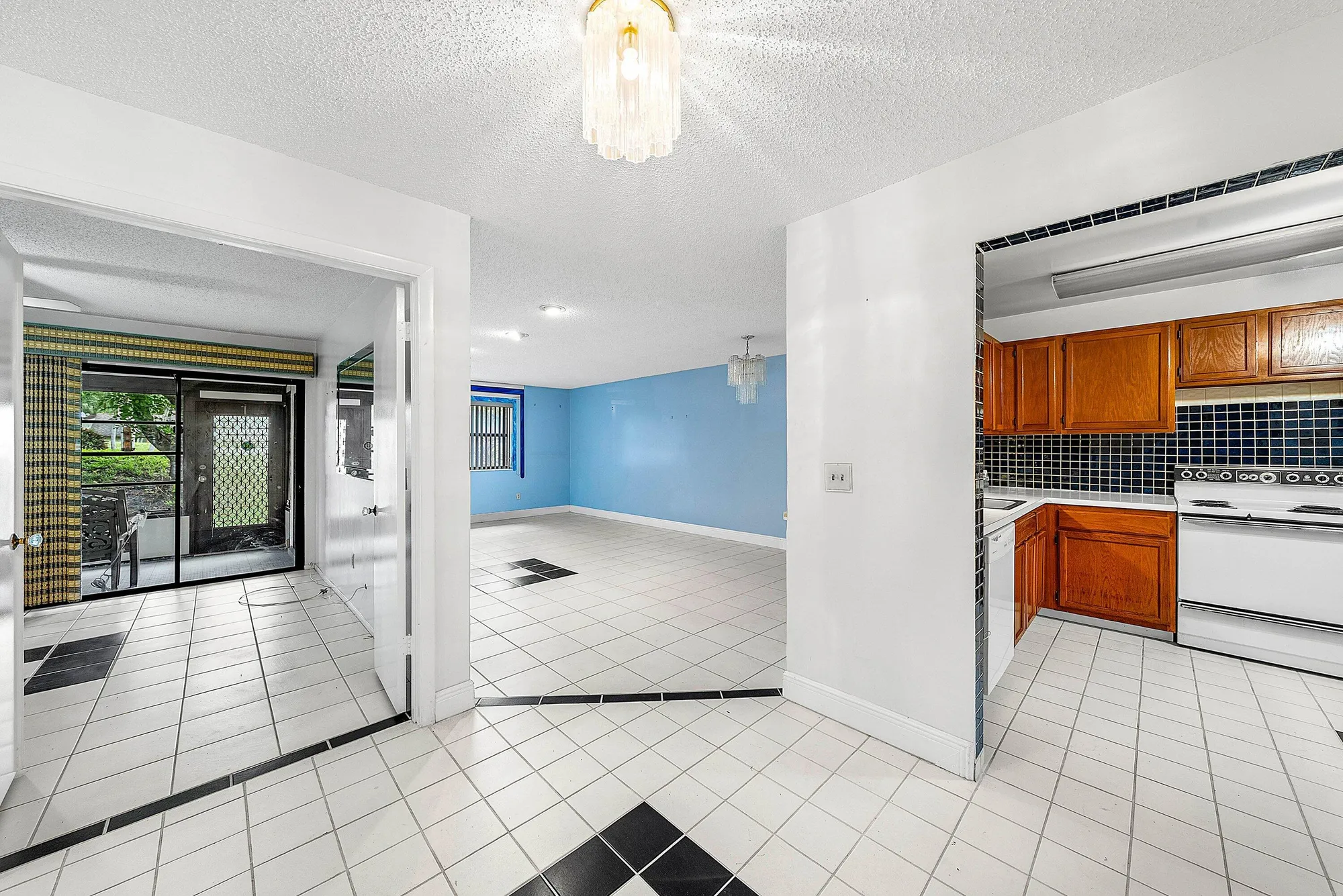Property Slideshow image 4 of 24 | 276 beaver dam ct, Royal Palm Beach, FL, 33411