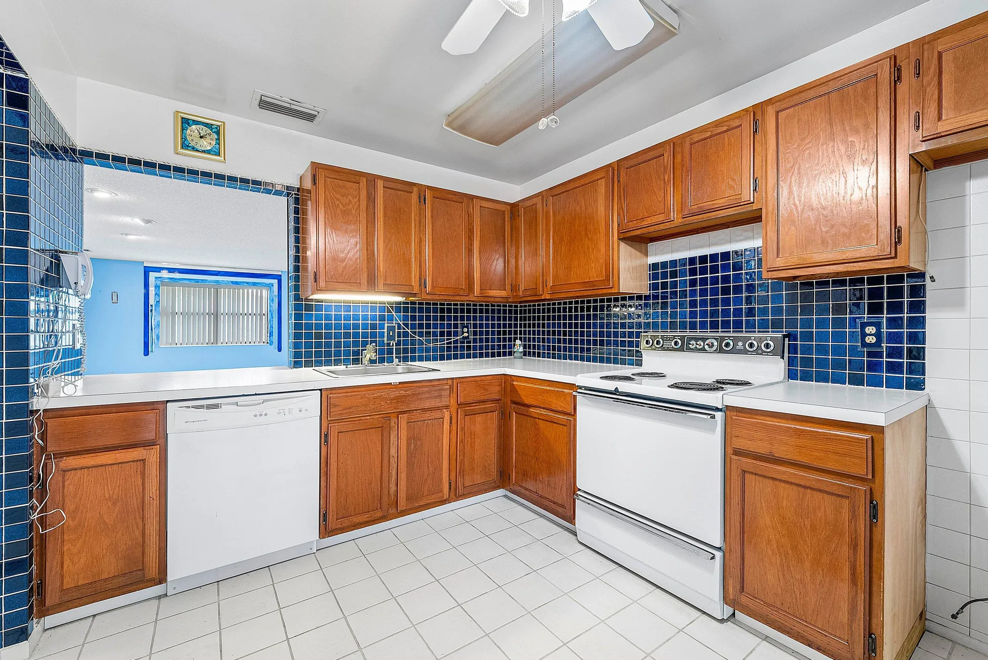 Property Slideshow image 10 of 24 | 276 beaver dam ct, Royal Palm Beach, FL, 33411