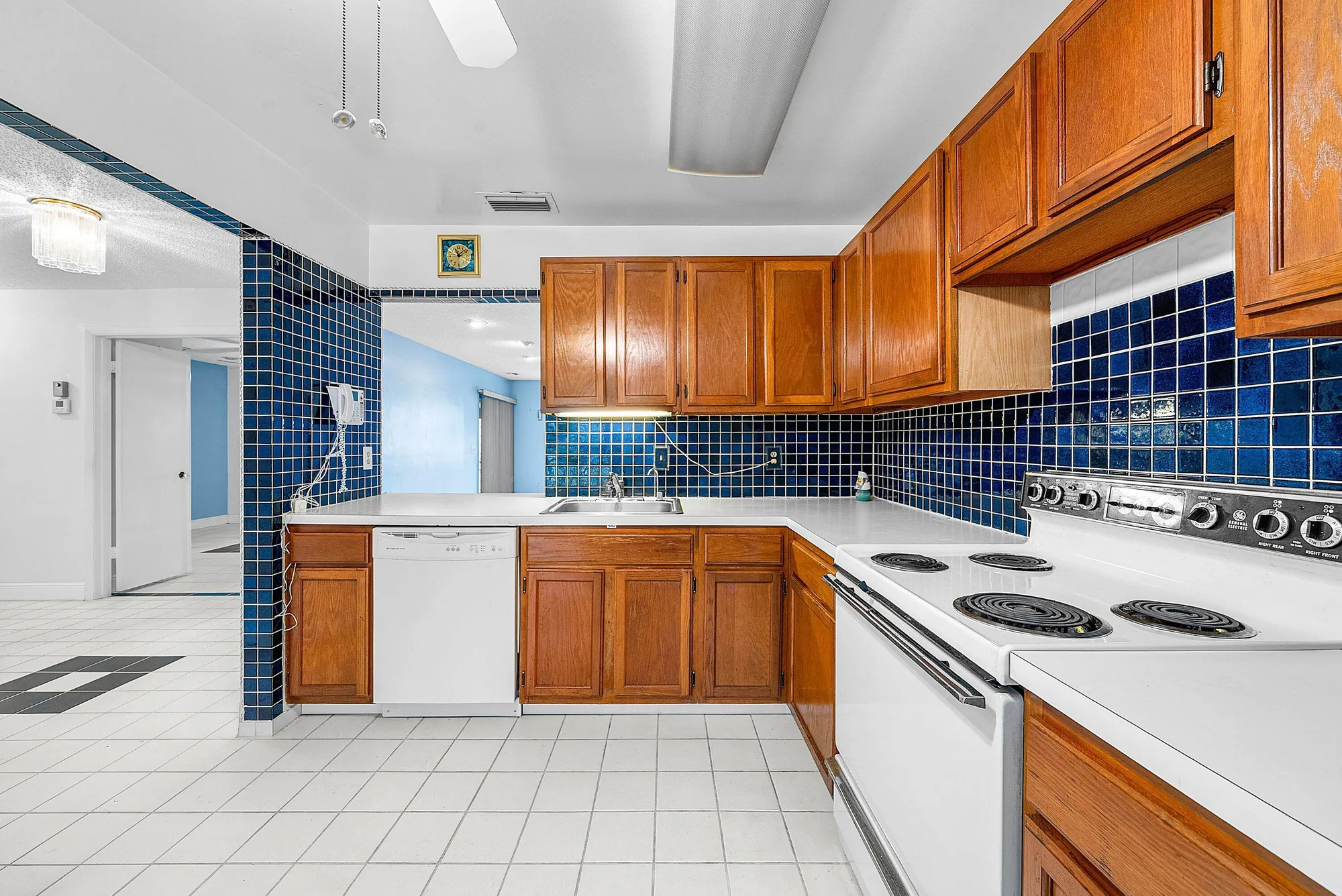 Property Slideshow image 13 of 24 | 276 beaver dam ct, Royal Palm Beach, FL, 33411