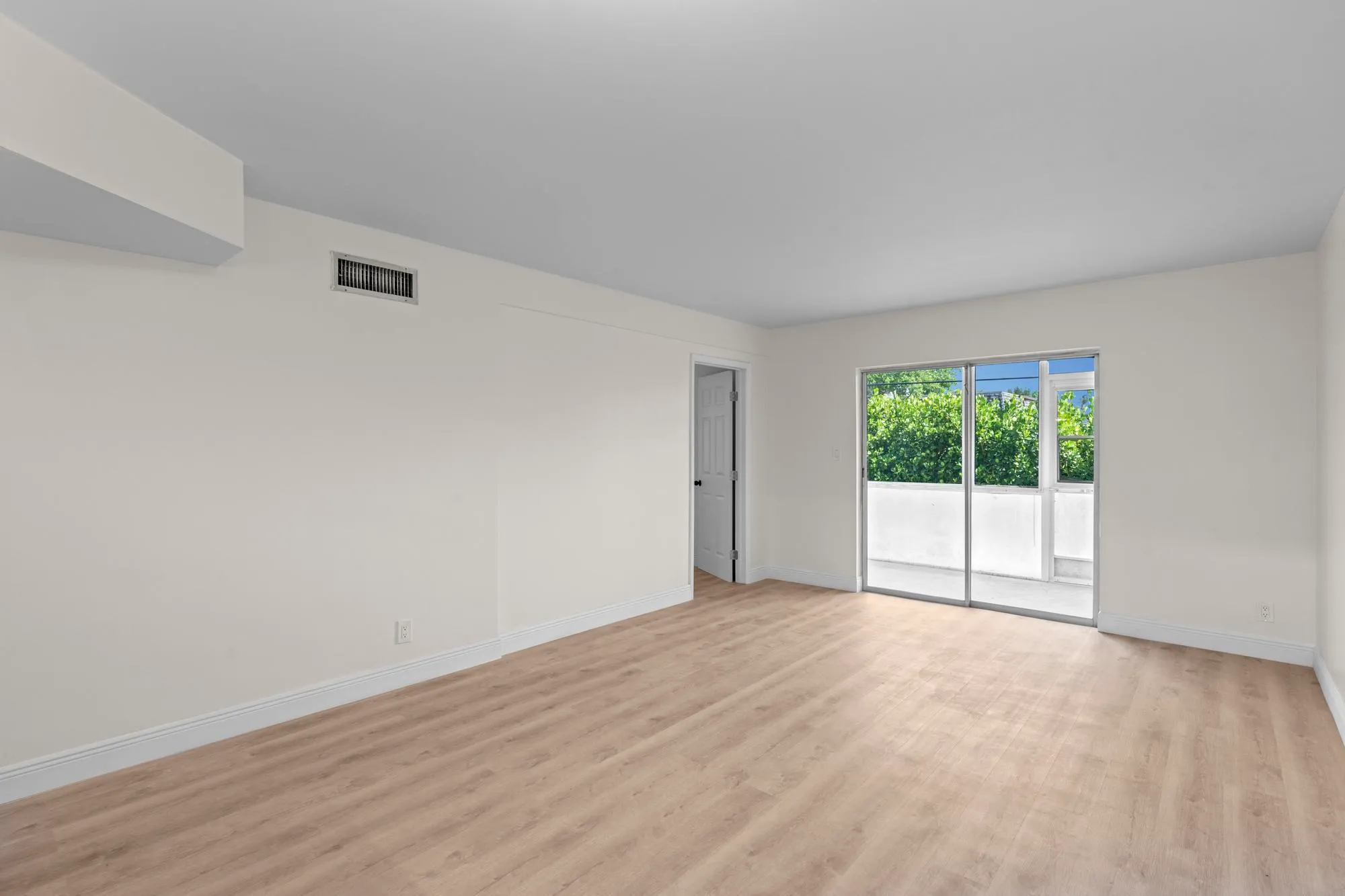 Property Slideshow image 10 of 33 | 2647 garden dr 101, Lake Worth, FL, 33461