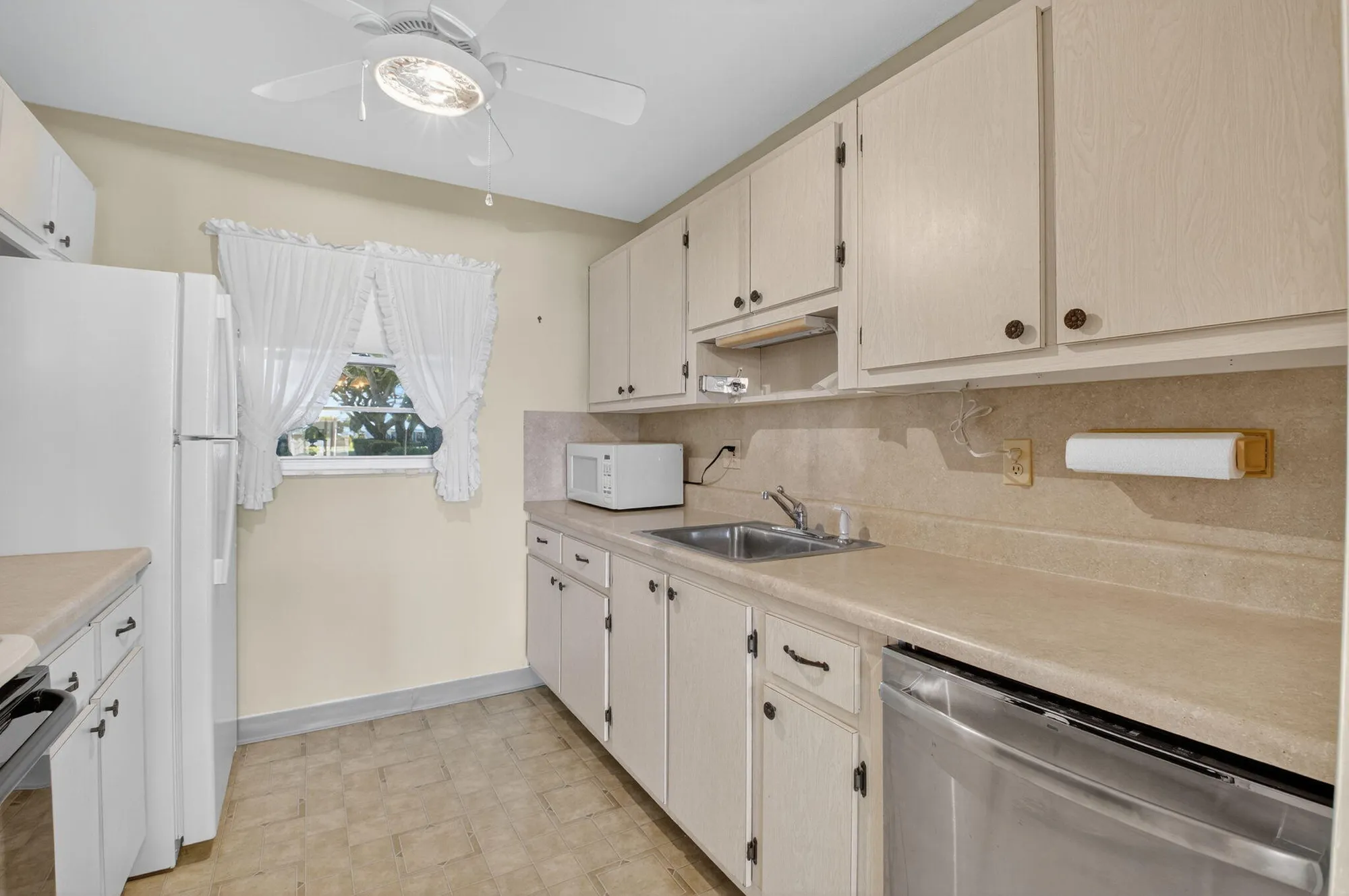Property Slideshow image 7 of 53 | 100 leisure lake cir 102, Boynton Beach, FL, 33426