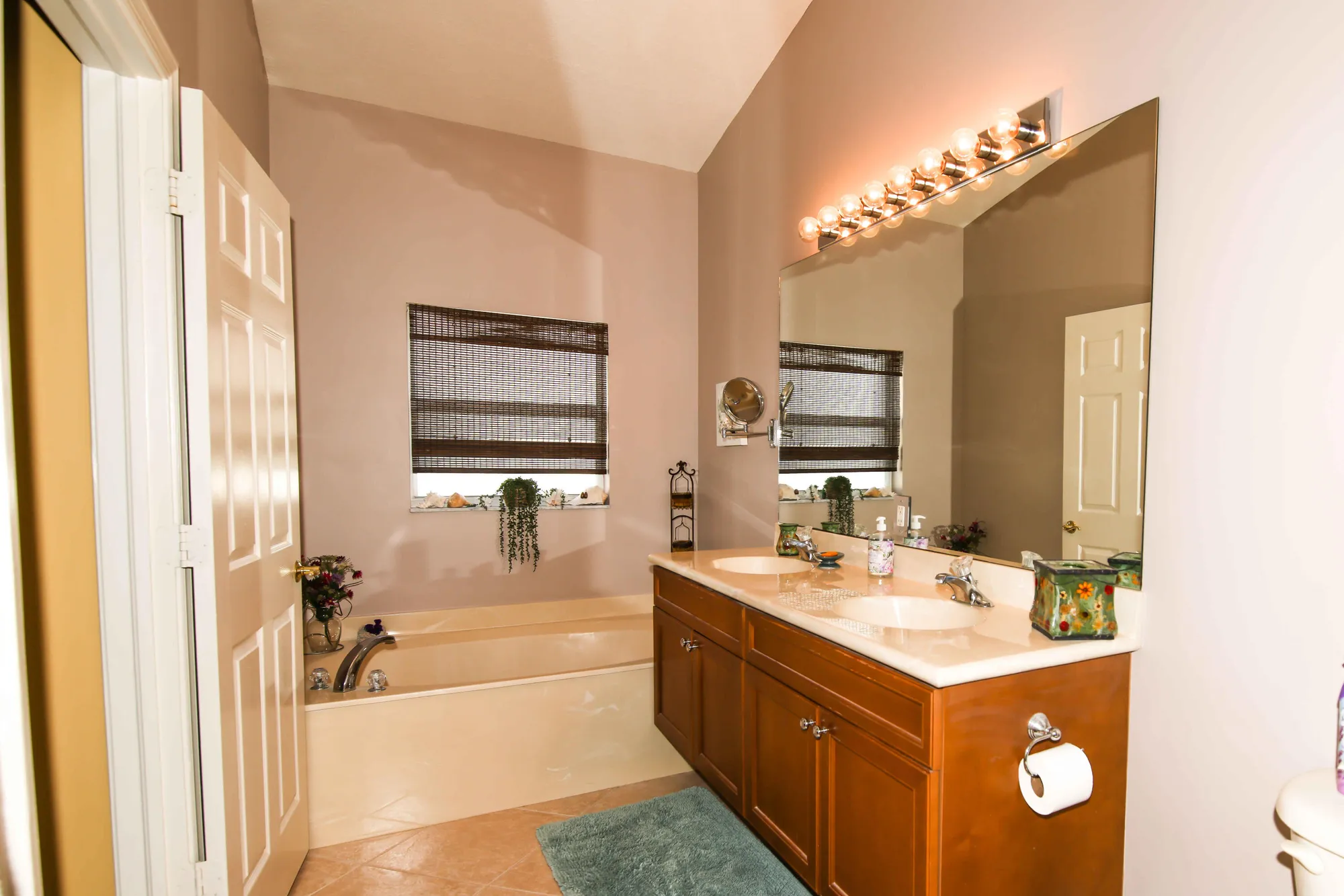 Property Slideshow image 16 of 75 | 324 nw breezy point loop, Port Saint Lucie, FL, 34986