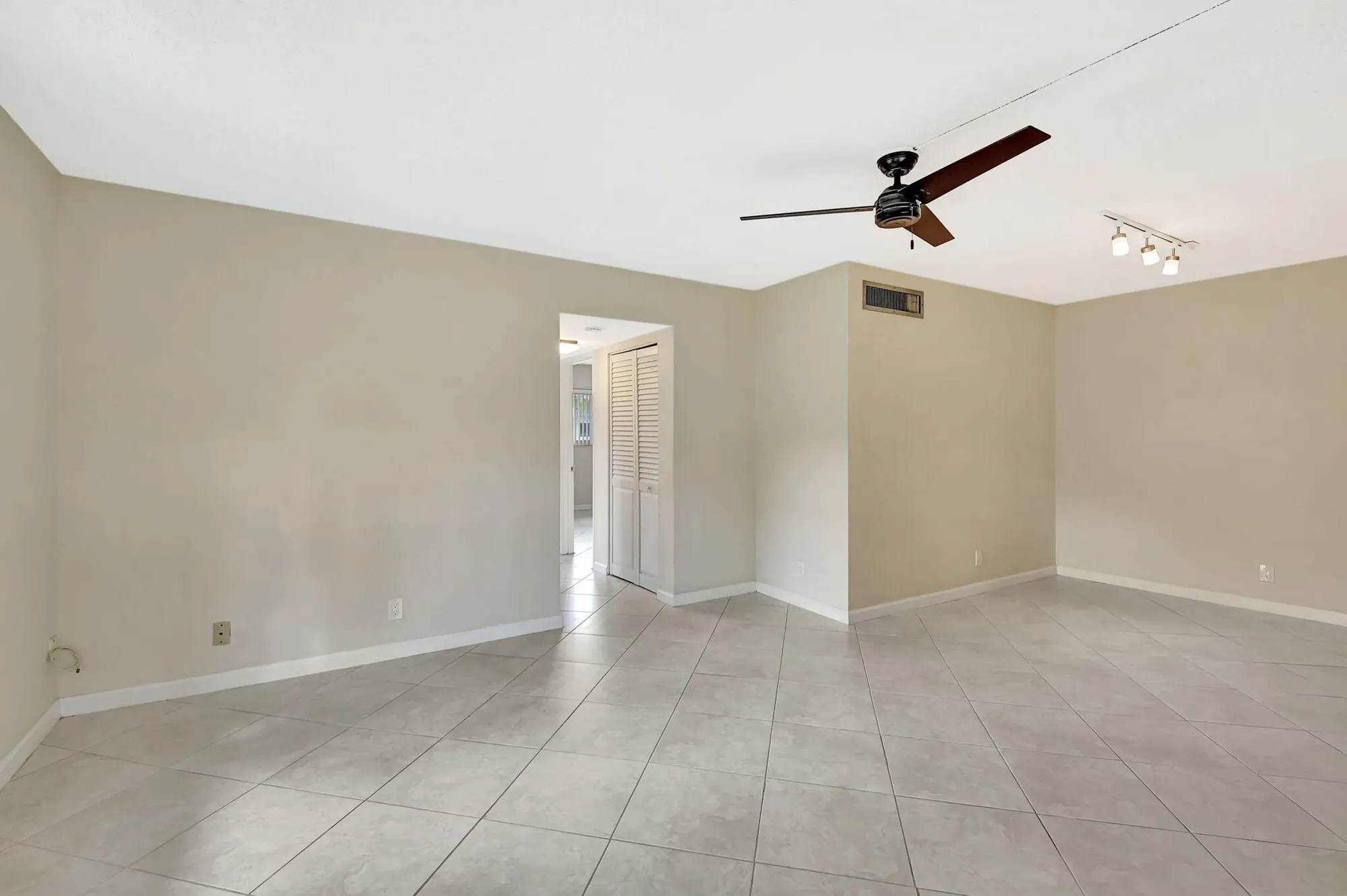 Property Slideshow image 14 of 42 | 638 snug harbor dr apt e11, Boynton Beach, FL, 33435