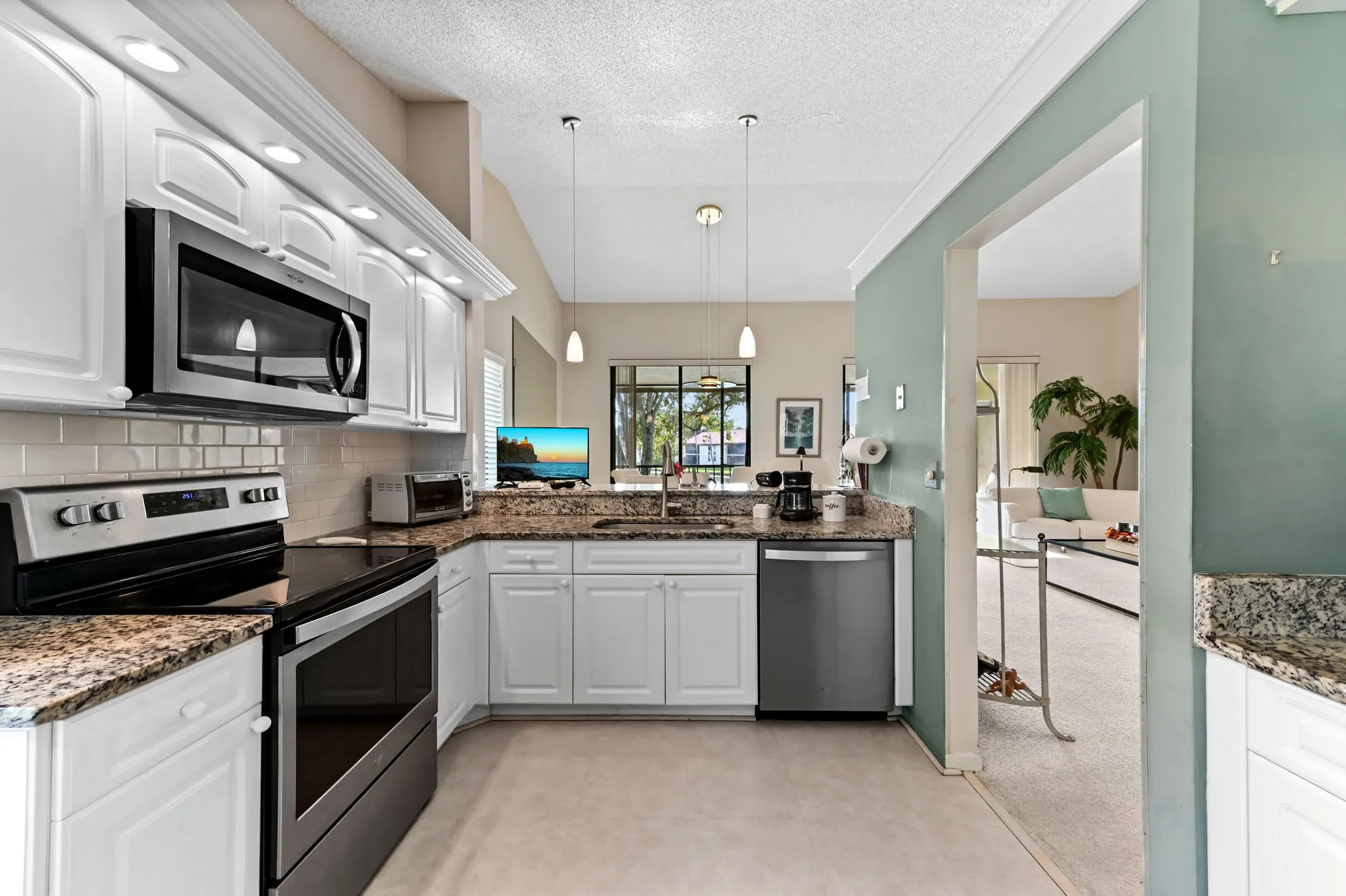 Property Slideshow image 19 of 32 | 10247 n circle lake dr 201, Boynton Beach, FL, 33437
