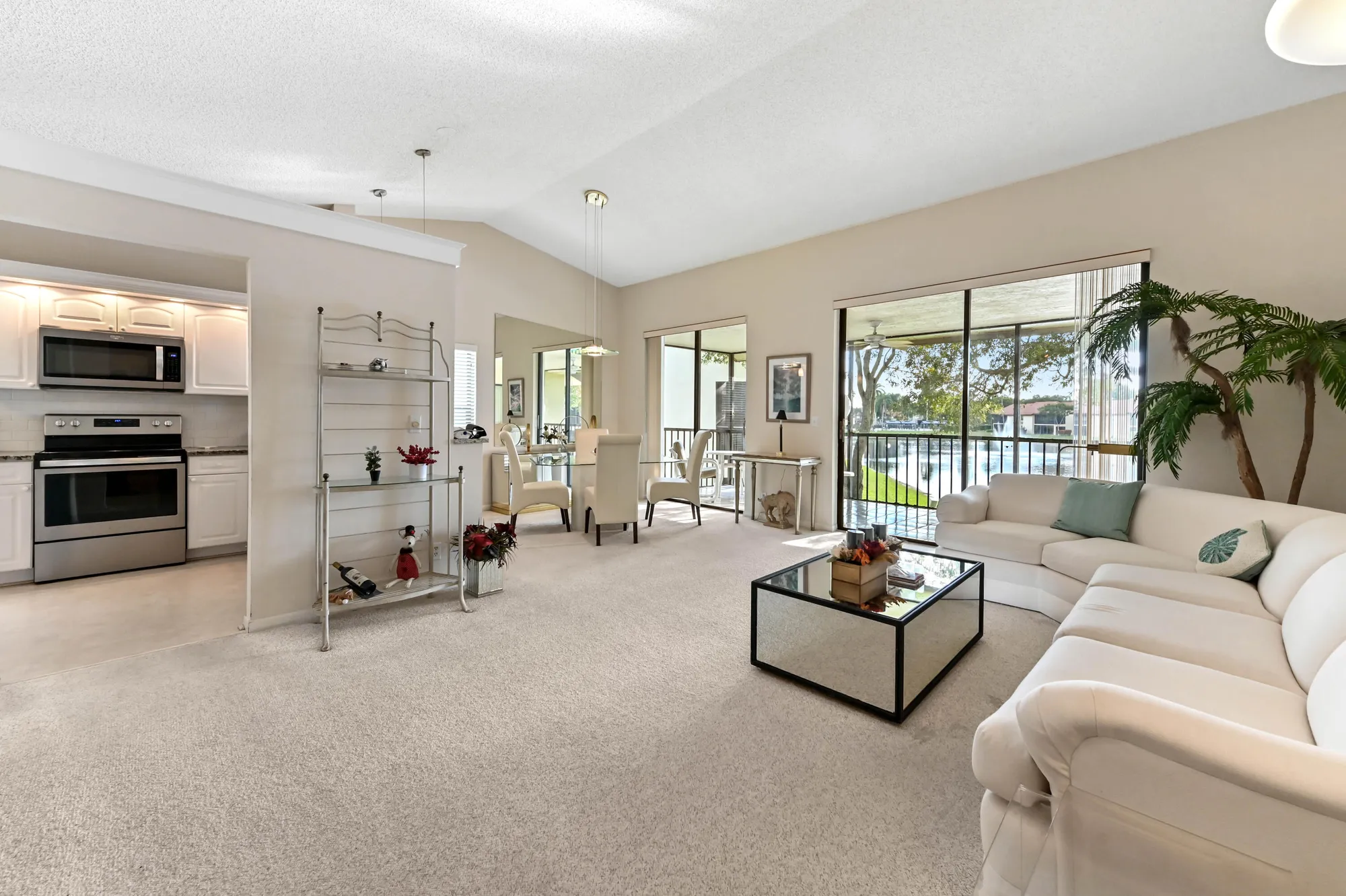Property Slideshow image 12 of 32 | 10247 n circle lake dr 201, Boynton Beach, FL, 33437
