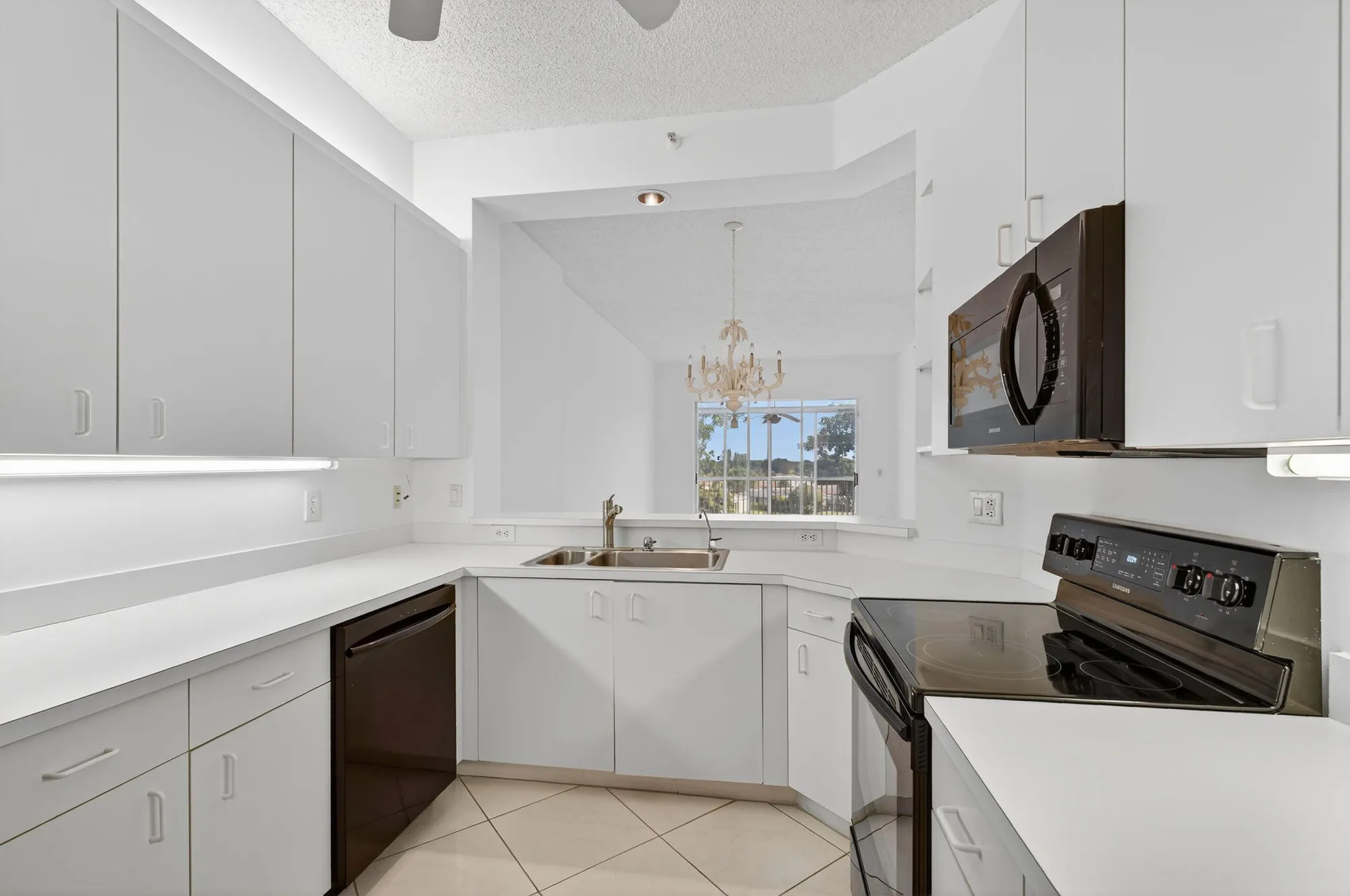 Property Slideshow image 3 of 39 | 9599 weldon cir a412, Tamarac, FL, 33321