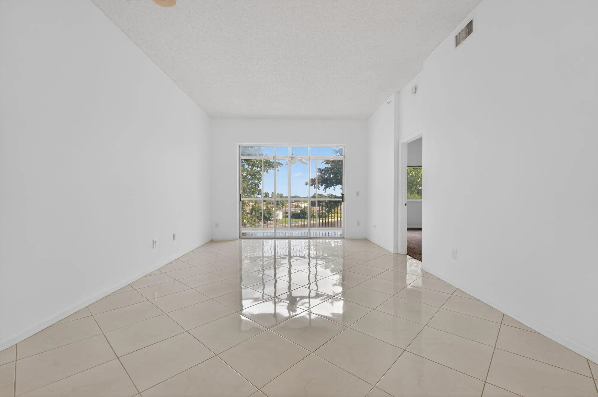 Property Slideshow image 9 of 39 | 9599 weldon cir a412, Tamarac, FL, 33321