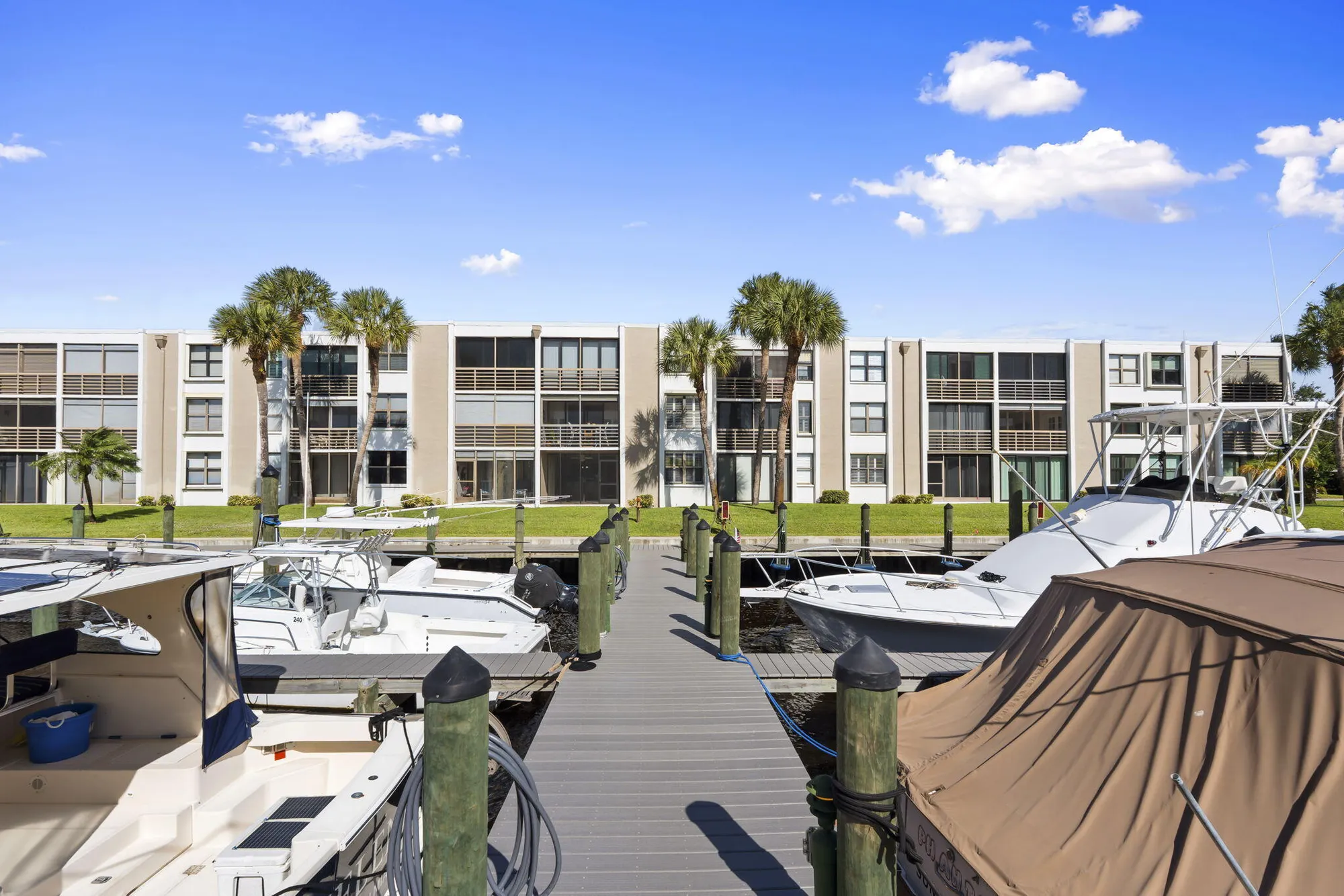 Property Slideshow image 10 of 46 | 1950 sw palm city rd apt 6105, Stuart, FL, 34994