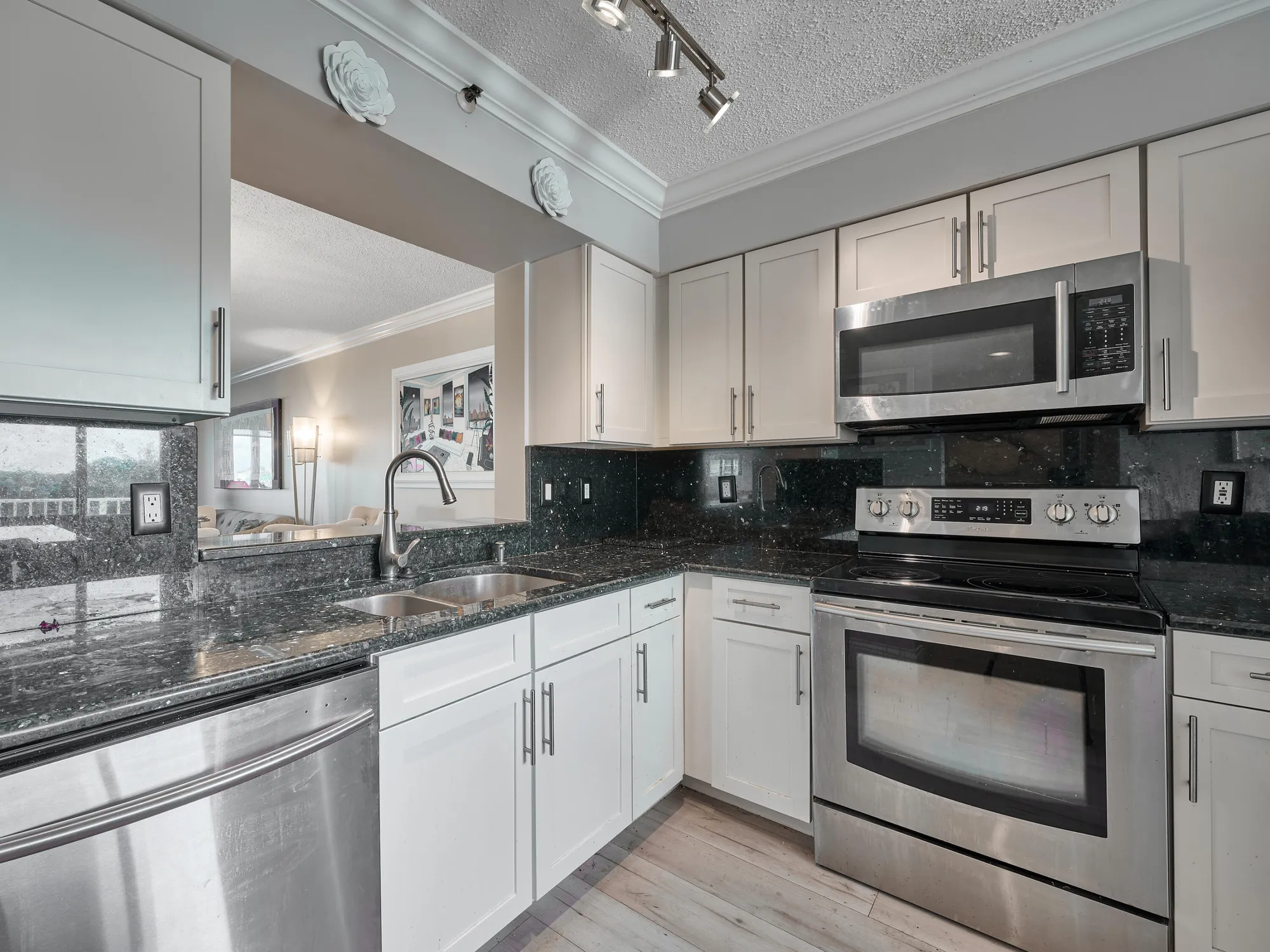 Property Slideshow image 10 of 49 | 14112 huntington pointe dr 401, Delray Beach, FL, 33484