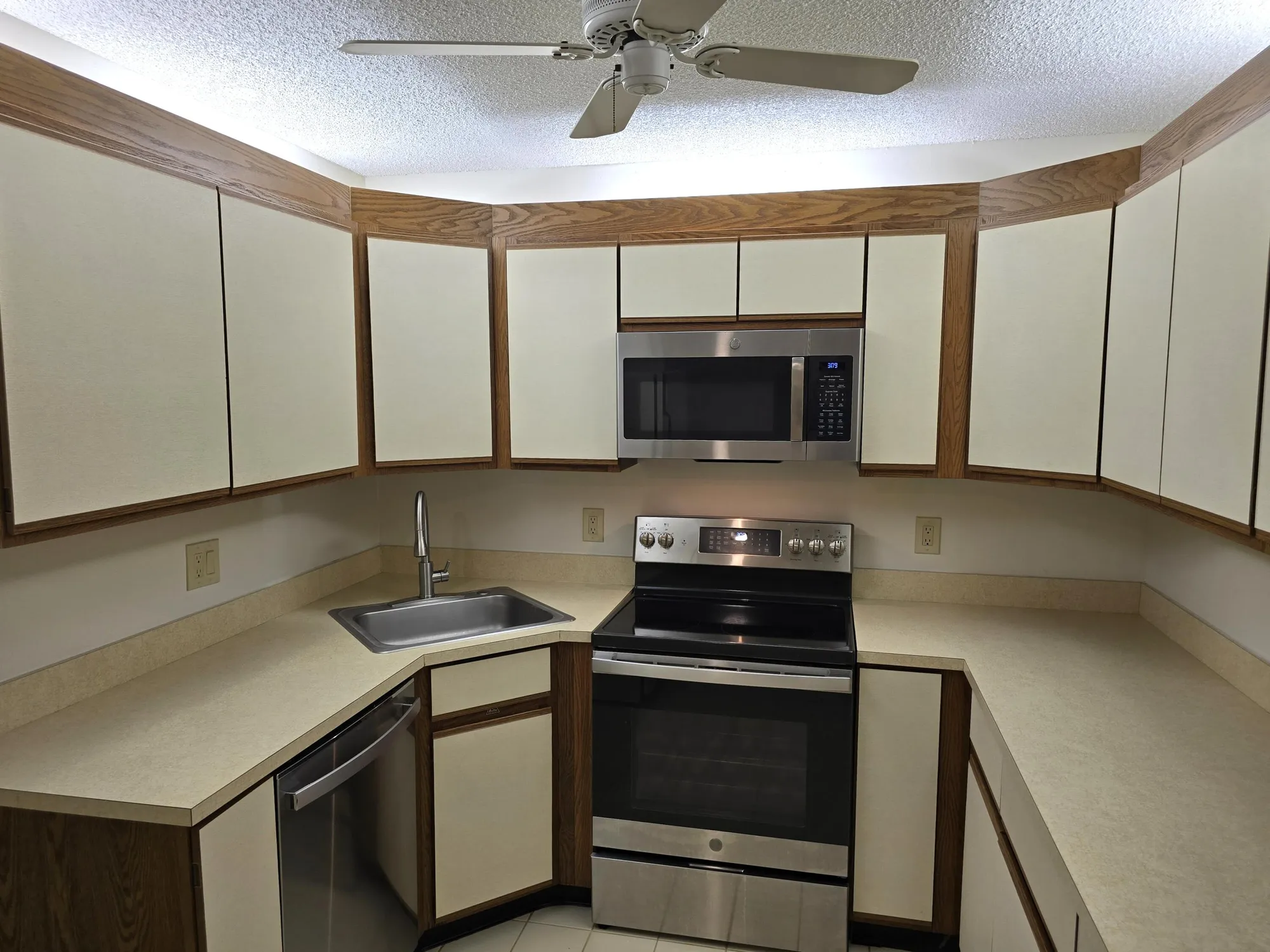 Property Slideshow image 18 of 27 | 13810 oneida dr apt b1, Delray Beach, FL, 33446