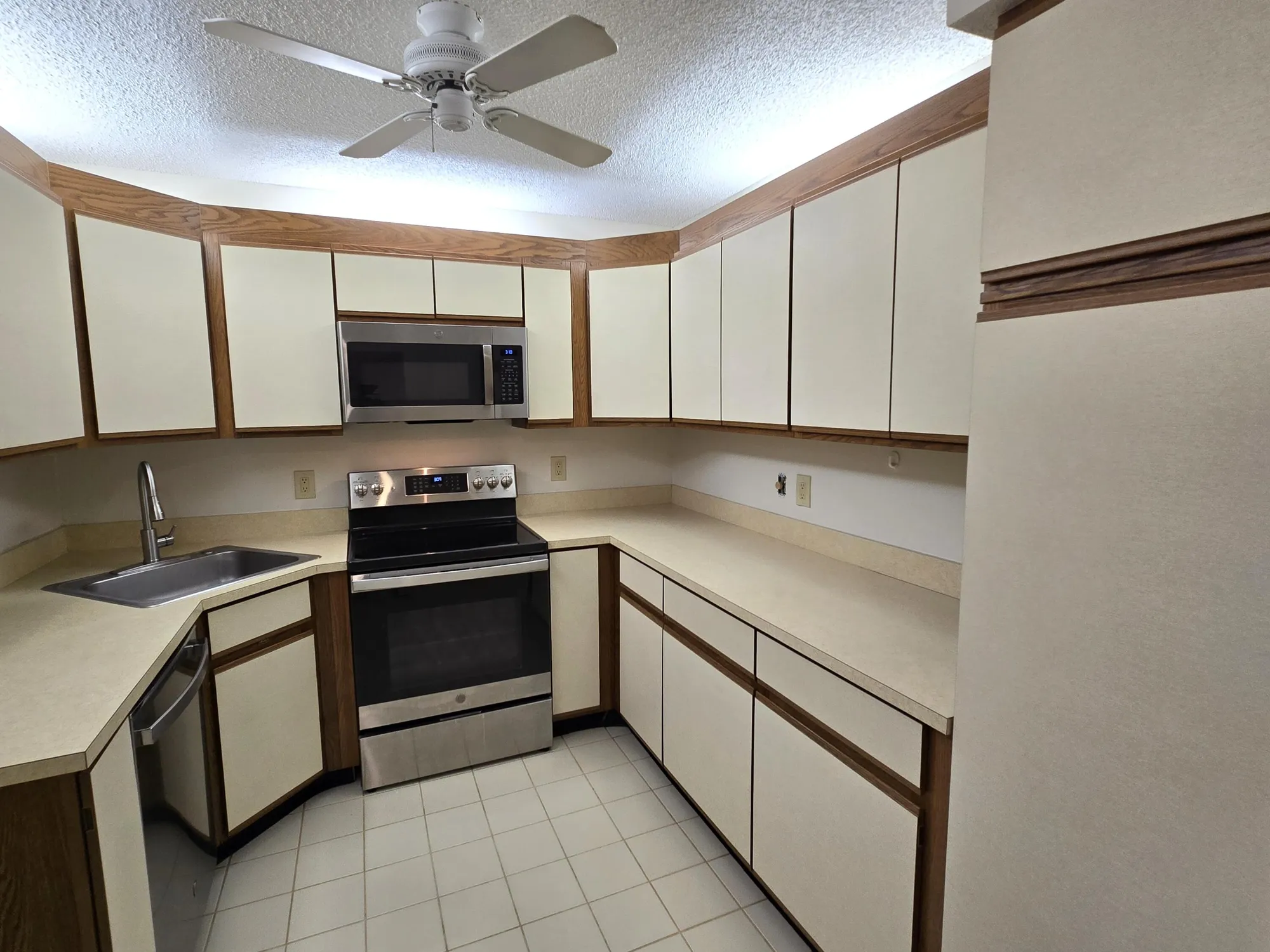Property Slideshow image 19 of 27 | 13810 oneida dr apt b1, Delray Beach, FL, 33446