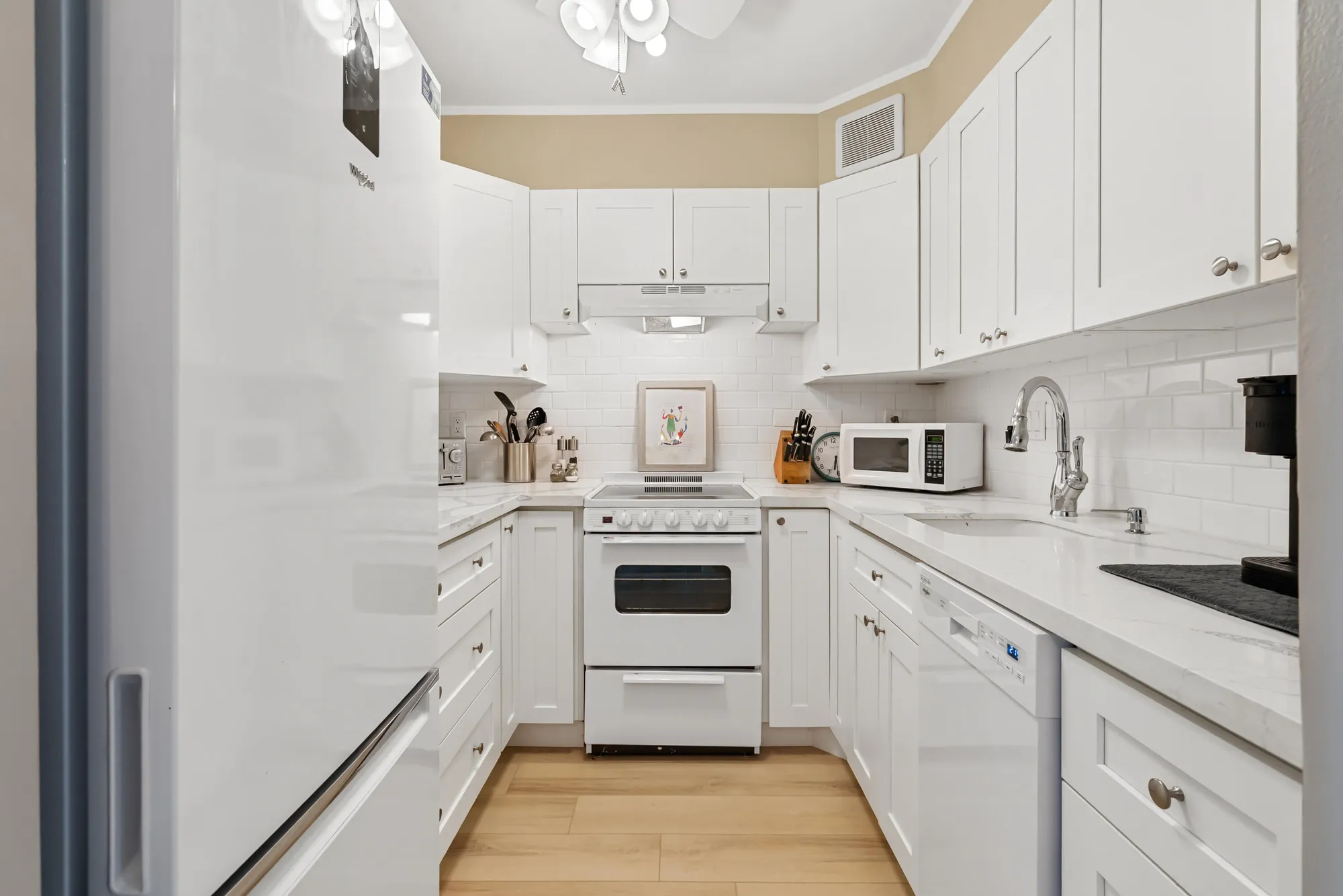 Property Slideshow image 17 of 39 | 210 horizons e 111, Boynton Beach, FL, 33435