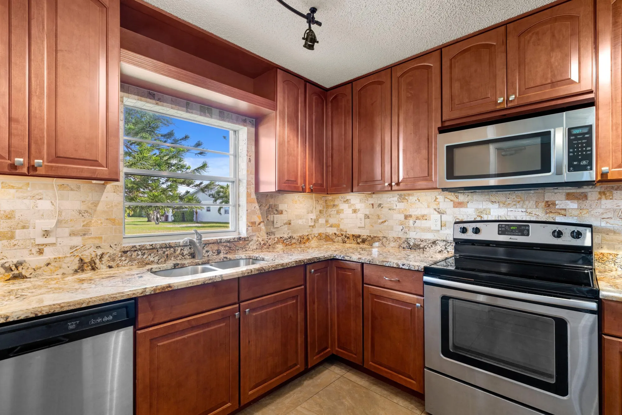 Property Slideshow image 5 of 51 | 3832 rowena cir, West Palm Beach, FL, 33417
