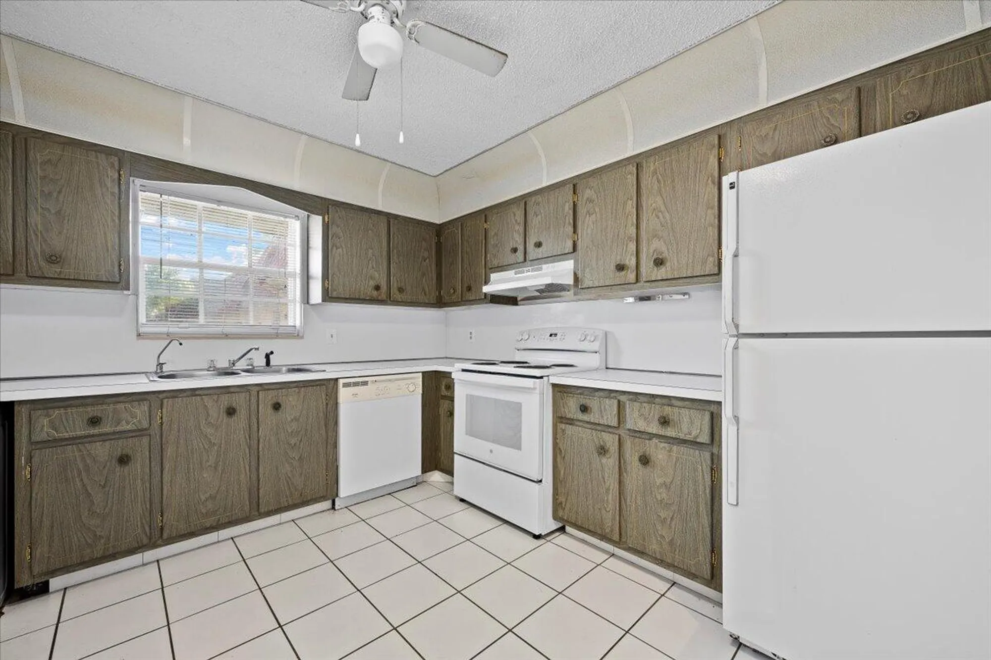 Property Slideshow image 4 of 45 | 102 amherst ln, Lake Worth, FL, 33467