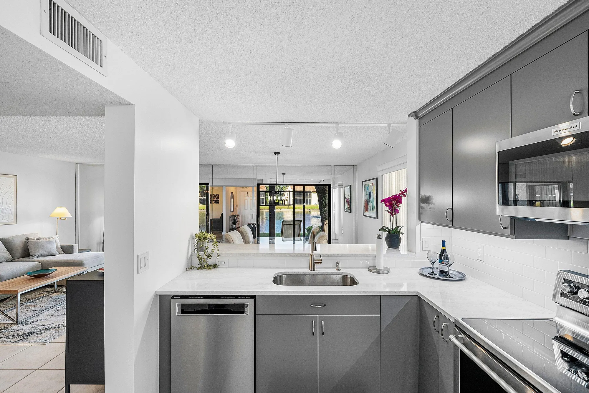 Property Slideshow image 11 of 32 | 10423 s circle lake dr 102, Boynton Beach, FL, 33437