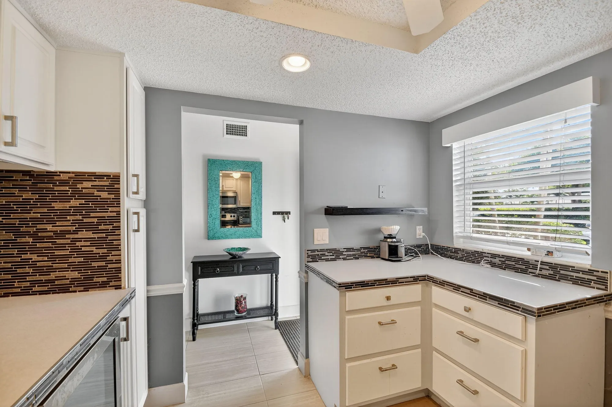 Property Slideshow image 6 of 45 | 2400 ne 1st ln apt 102, Boynton Beach, FL, 33435