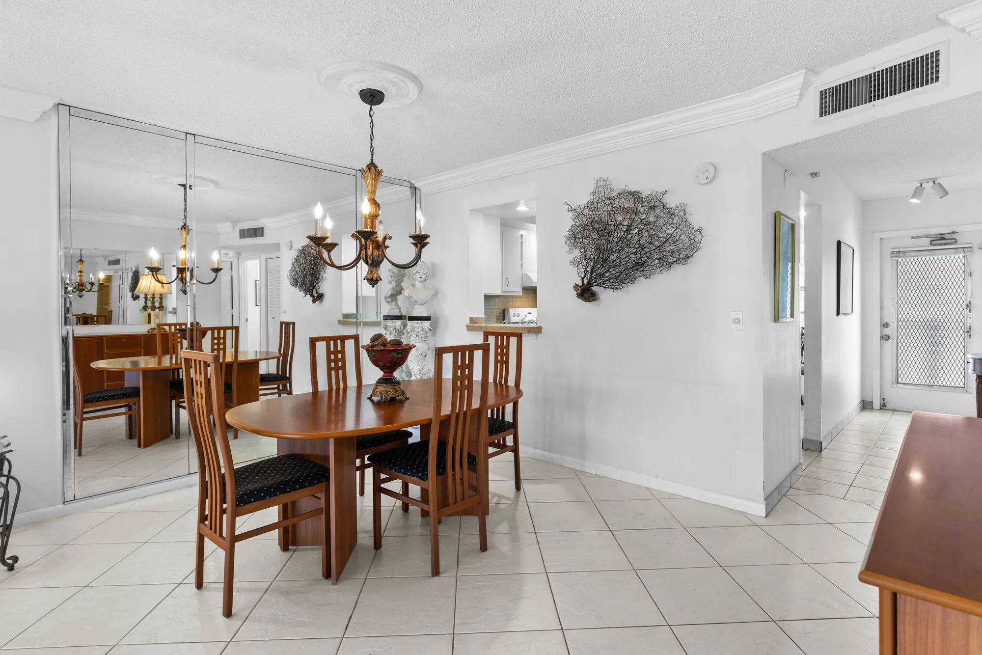 Property Slideshow image 8 of 34 | 27 abbey ln 205, Delray Beach, FL, 33446