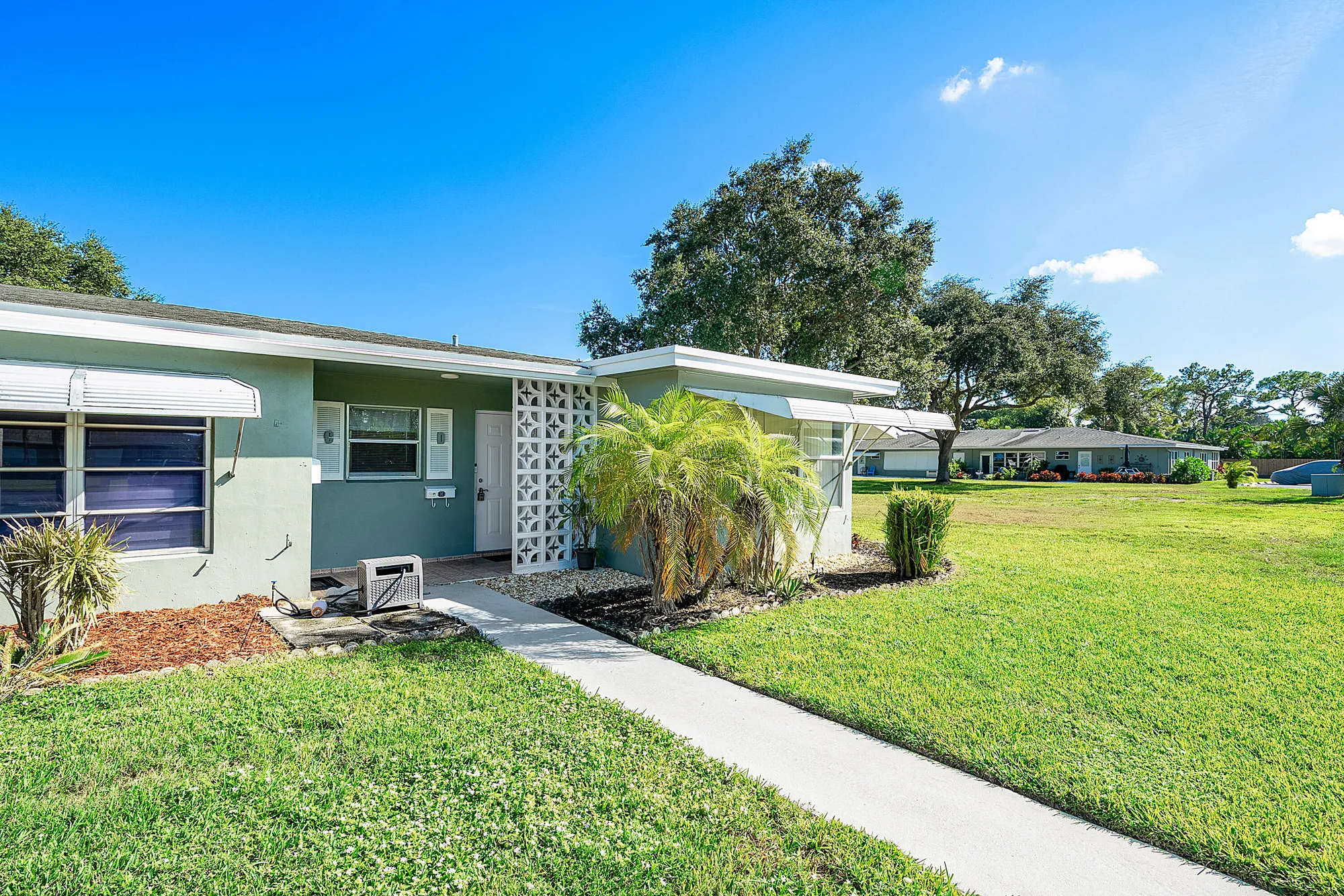 Property Slideshow image 2 of 46 | 902 south dr d, Delray Beach, FL, 33445