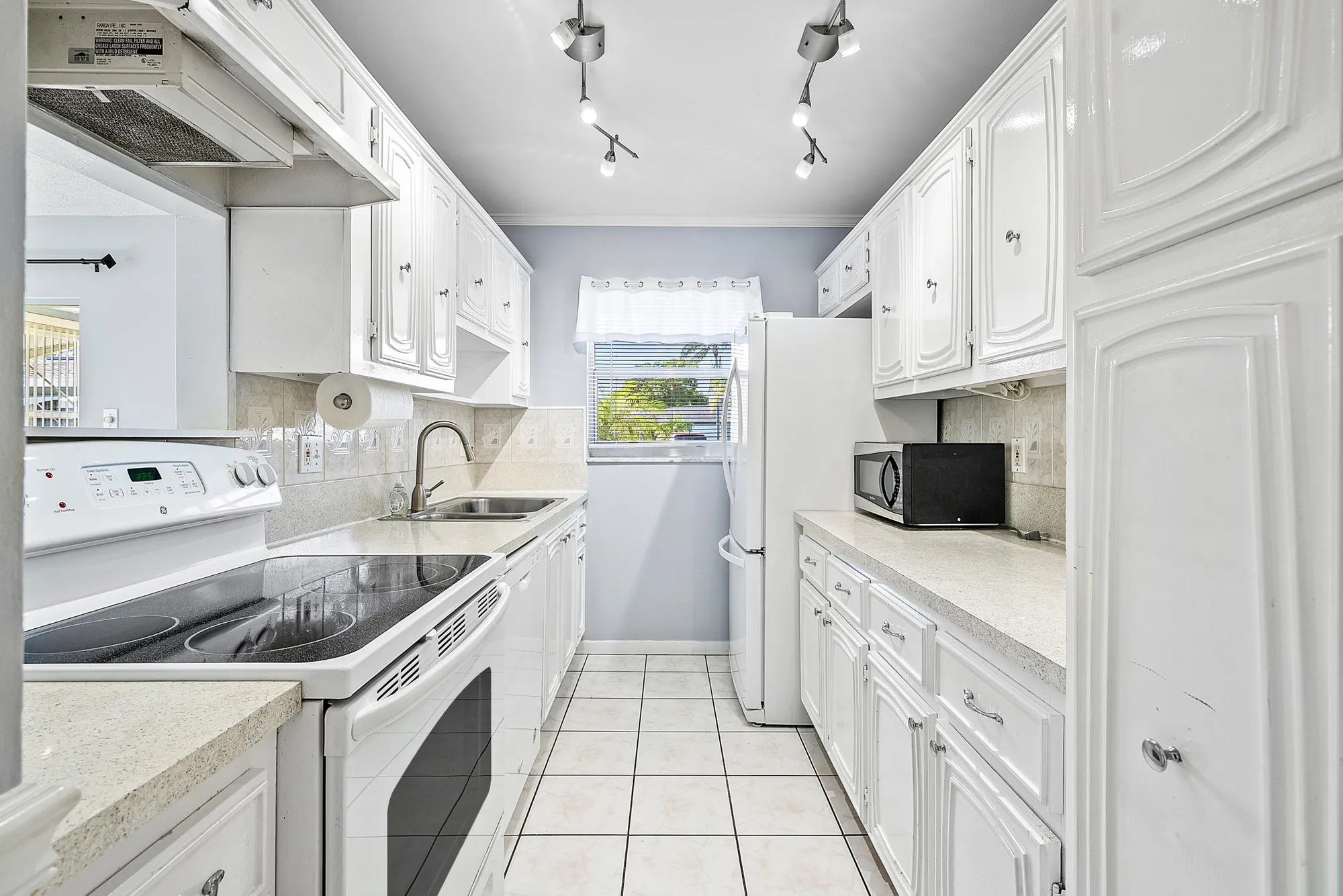 Property Slideshow image 12 of 46 | 902 south dr d, Delray Beach, FL, 33445