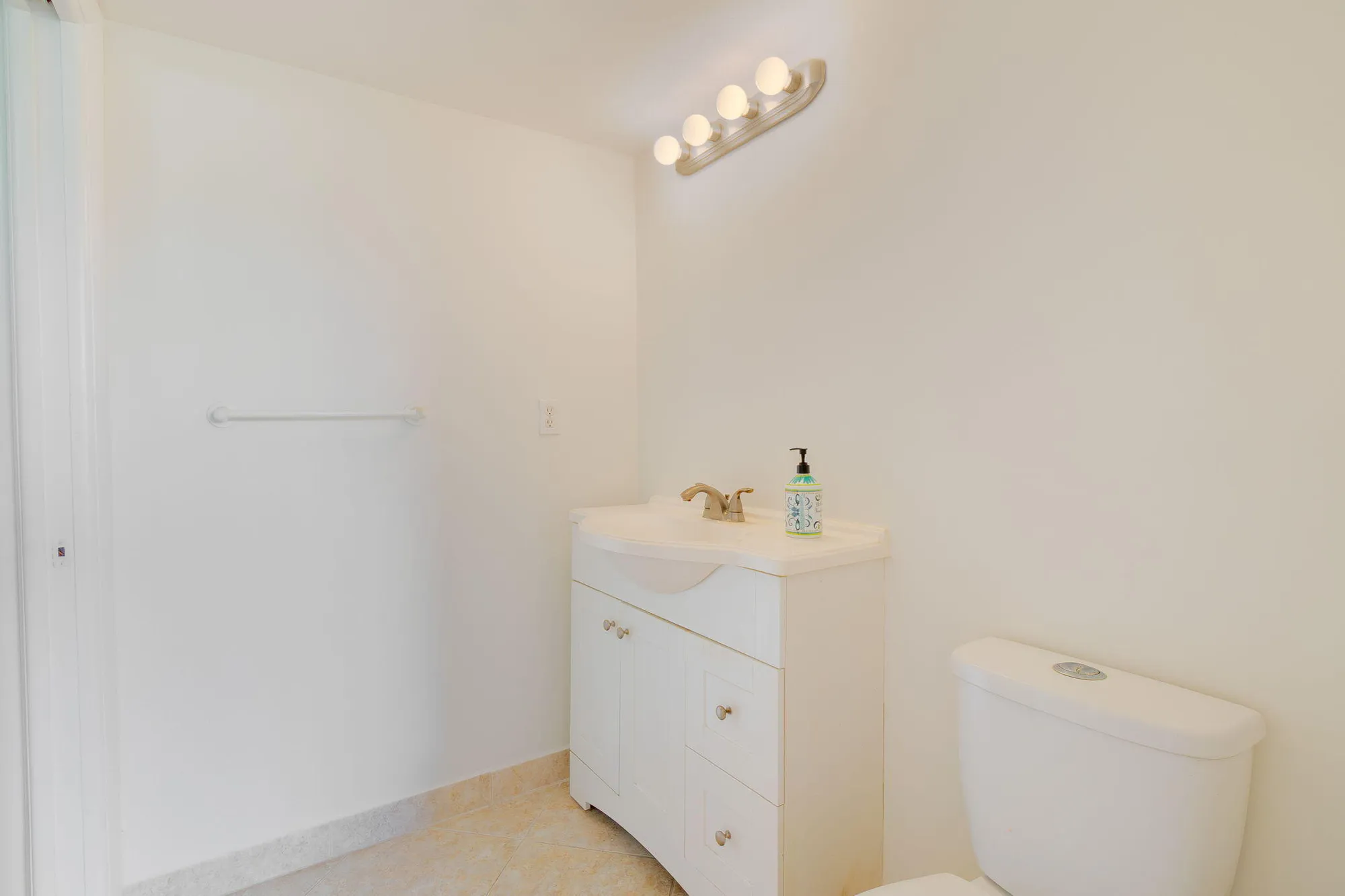 Property Slideshow image 11 of 30 | 2682 garden dr 208, Lake Worth, FL, 33461