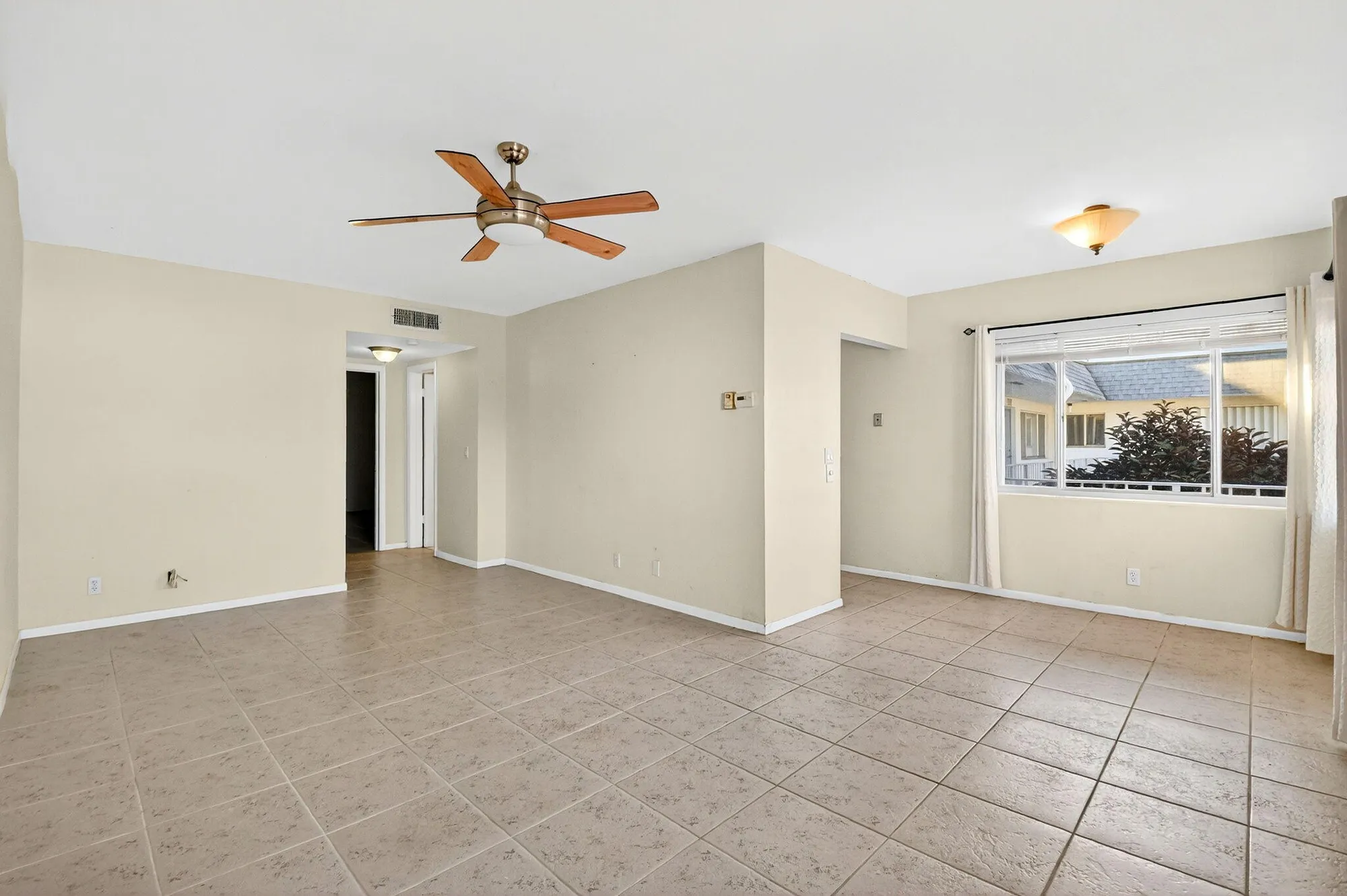 Property Slideshow image 12 of 32 | 2880 lake osborne dr 210, Lake Worth Beach, FL, 33461