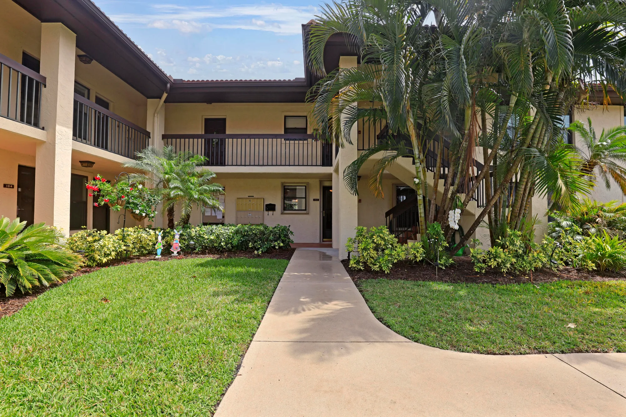 Property Slideshow image 2 of 44 | 771 sw south river dr 102, Stuart, FL, 34997