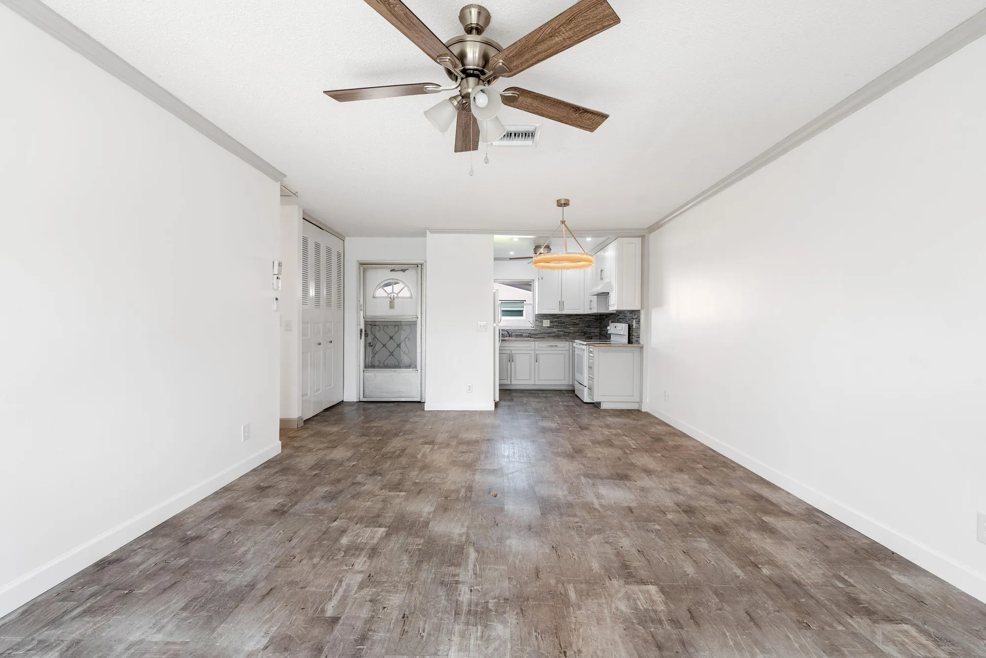 Property Slideshow image 4 of 28 | 2739 dudley dr d, West Palm Beach, FL, 33415