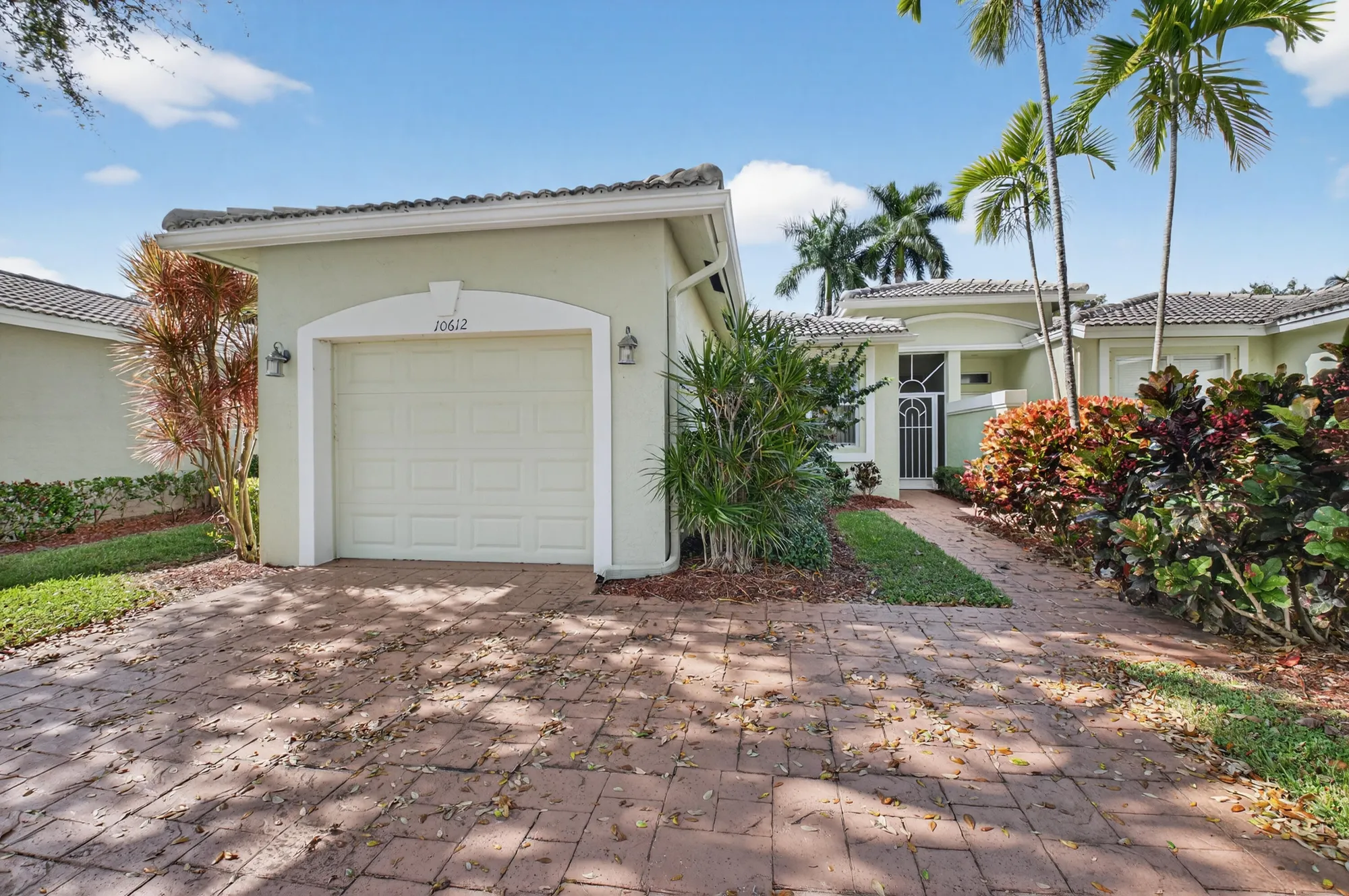 Property Slideshow image 4 of 64 | 10612 royal caribbean cir, Boynton Beach, FL, 33437