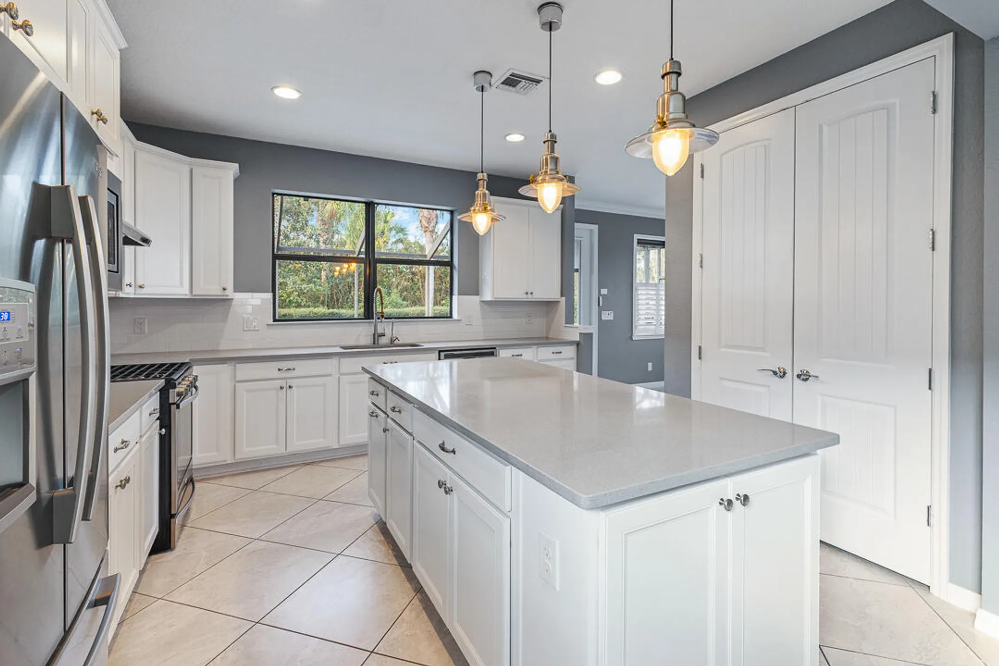 Property Slideshow image 6 of 84 | 568 se monet dr, Port Saint Lucie, FL, 34984