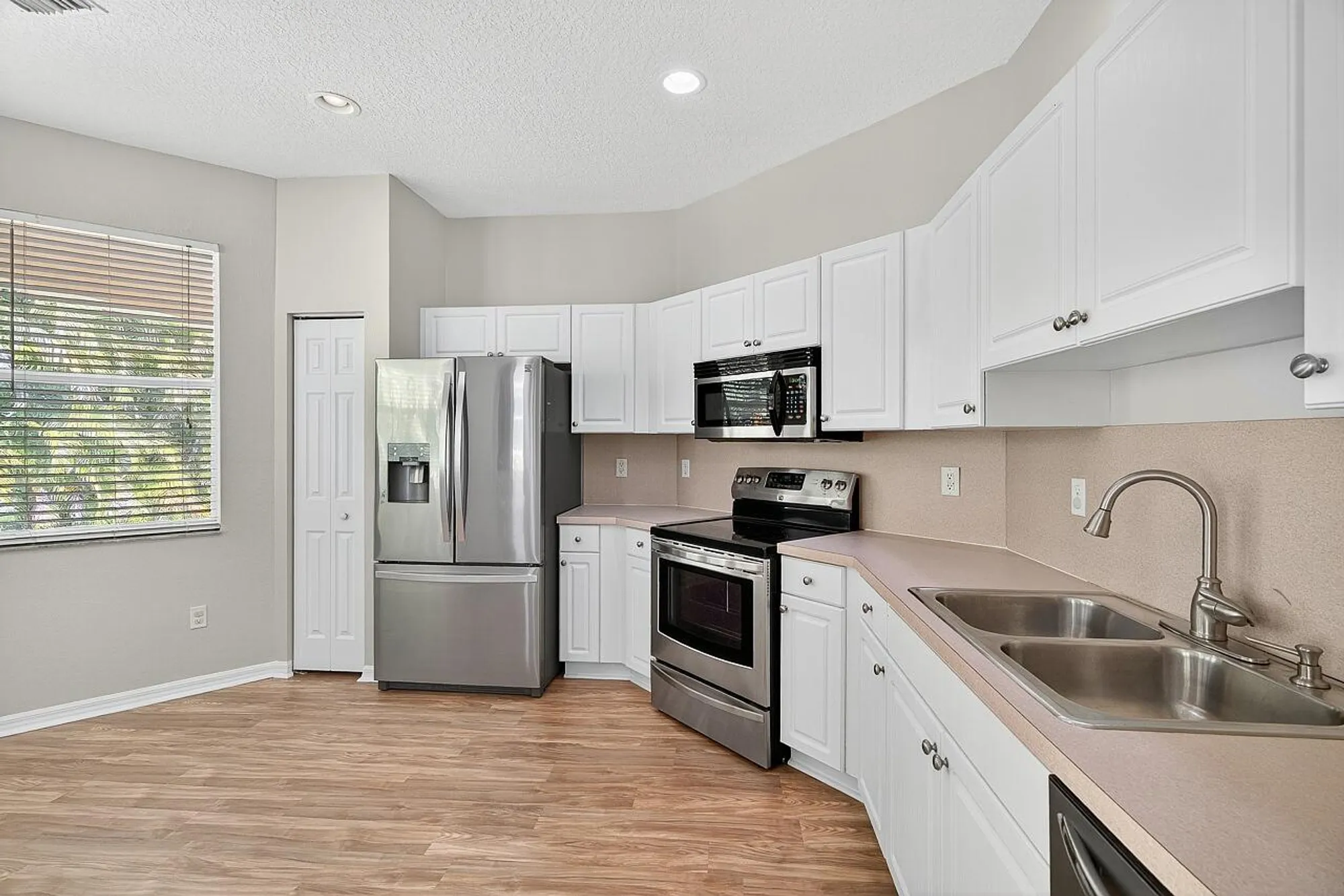 Property Slideshow image 7 of 26 | 313 sw perdido key st, Port Saint Lucie, FL, 34986