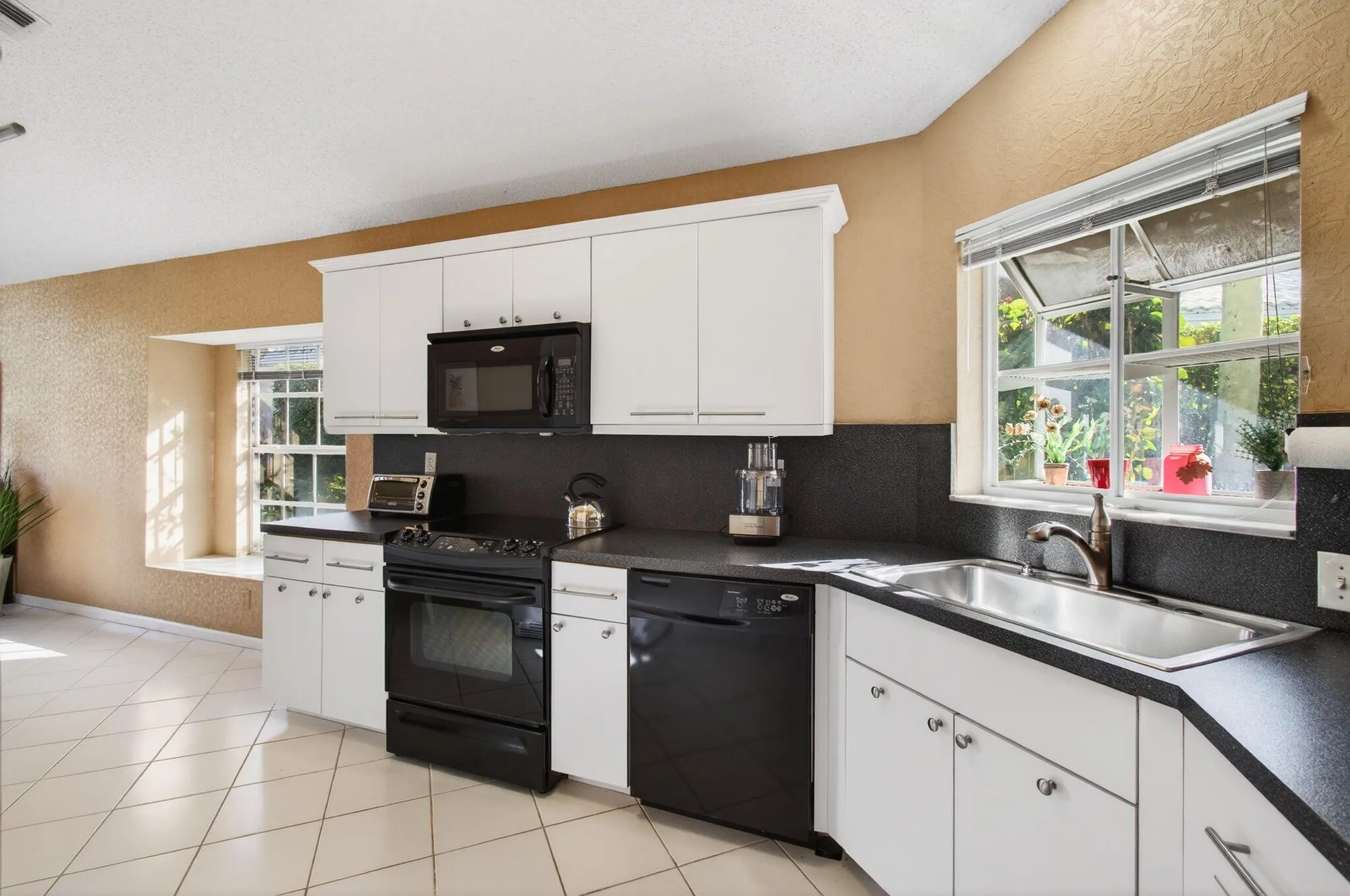 Property Slideshow image 28 of 70 | 6143 greenspointe dr, Boynton Beach, FL, 33437