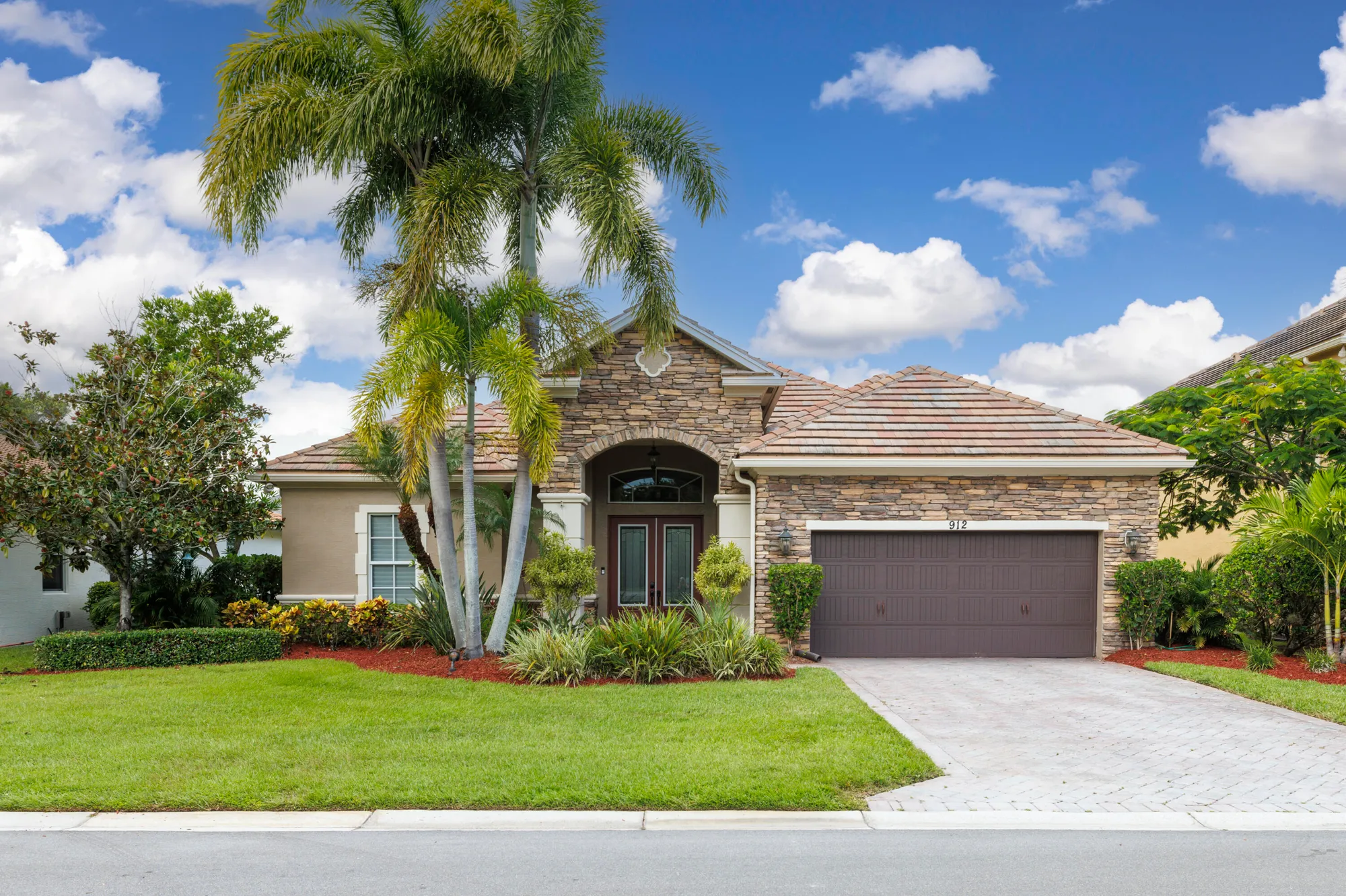 Property Slideshow image 1 of 39 | 912 sw sun cir, Palm City, FL, 34990