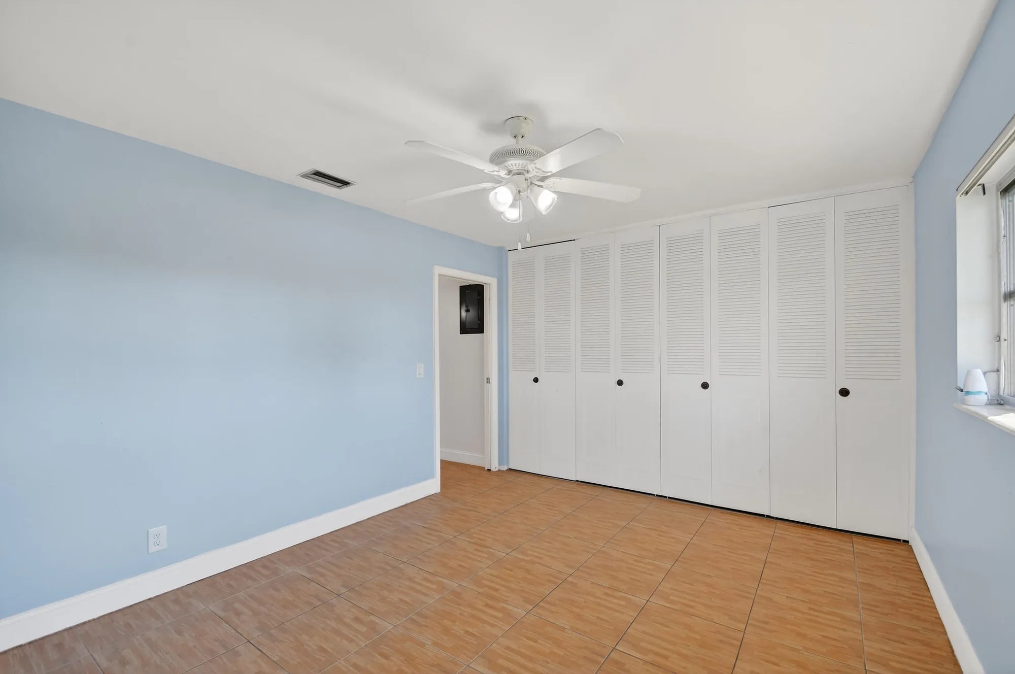Property Slideshow image 19 of 54 | 2667 dudley dr b, West Palm Beach, FL, 33415
