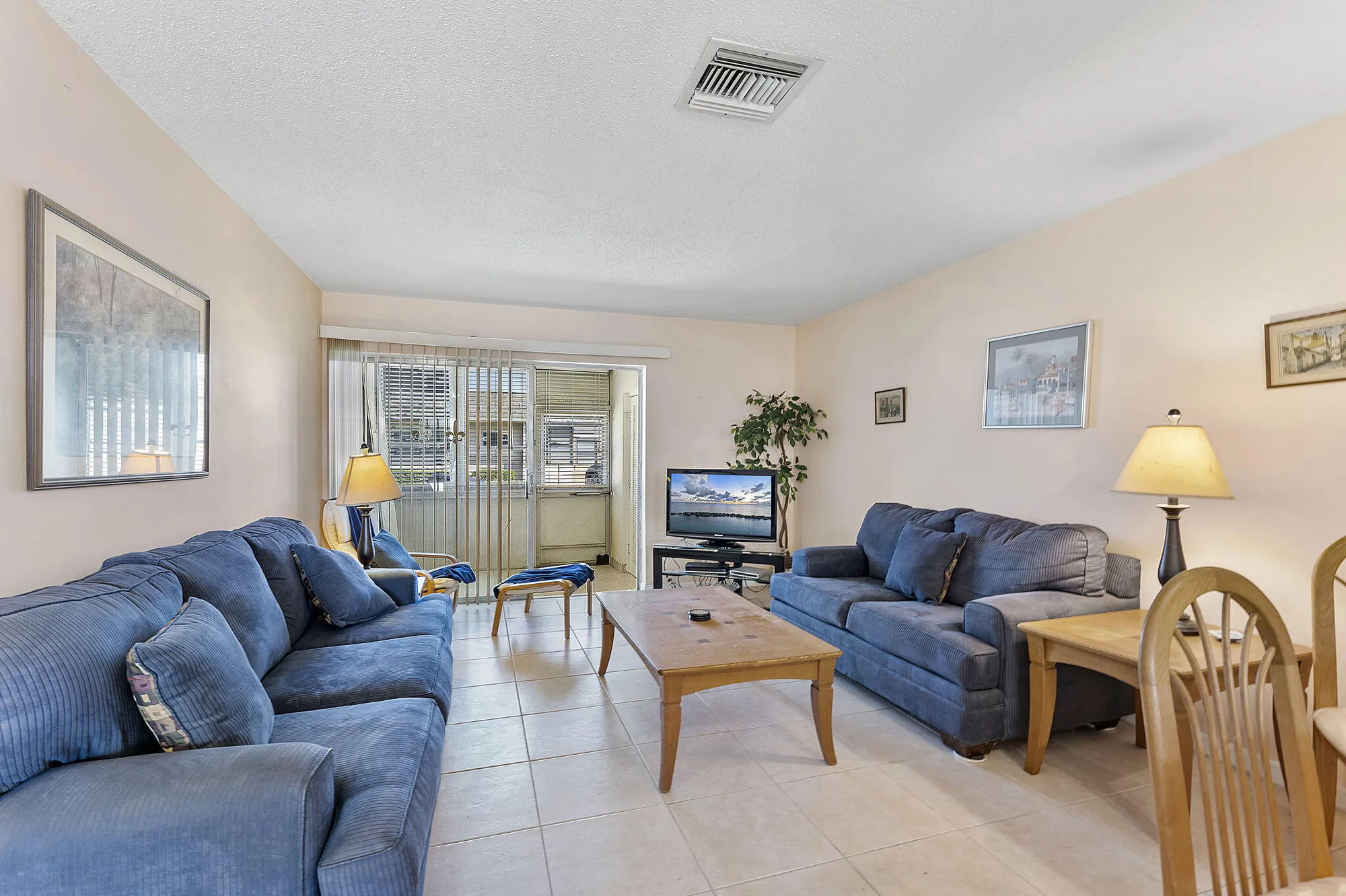Property Slideshow image 4 of 21 | 2523 dudley dr h, West Palm Beach, FL, 33415