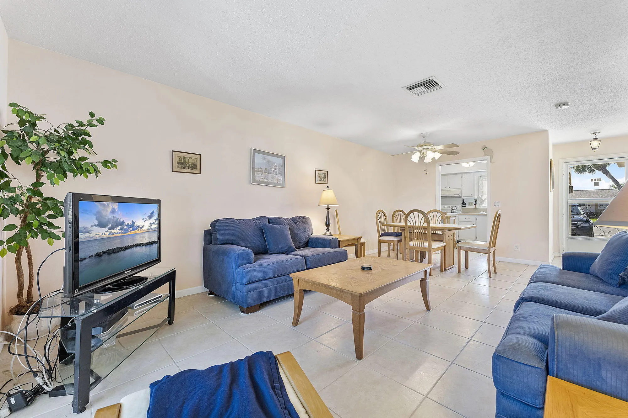 Property Slideshow image 5 of 21 | 2523 dudley dr h, West Palm Beach, FL, 33415