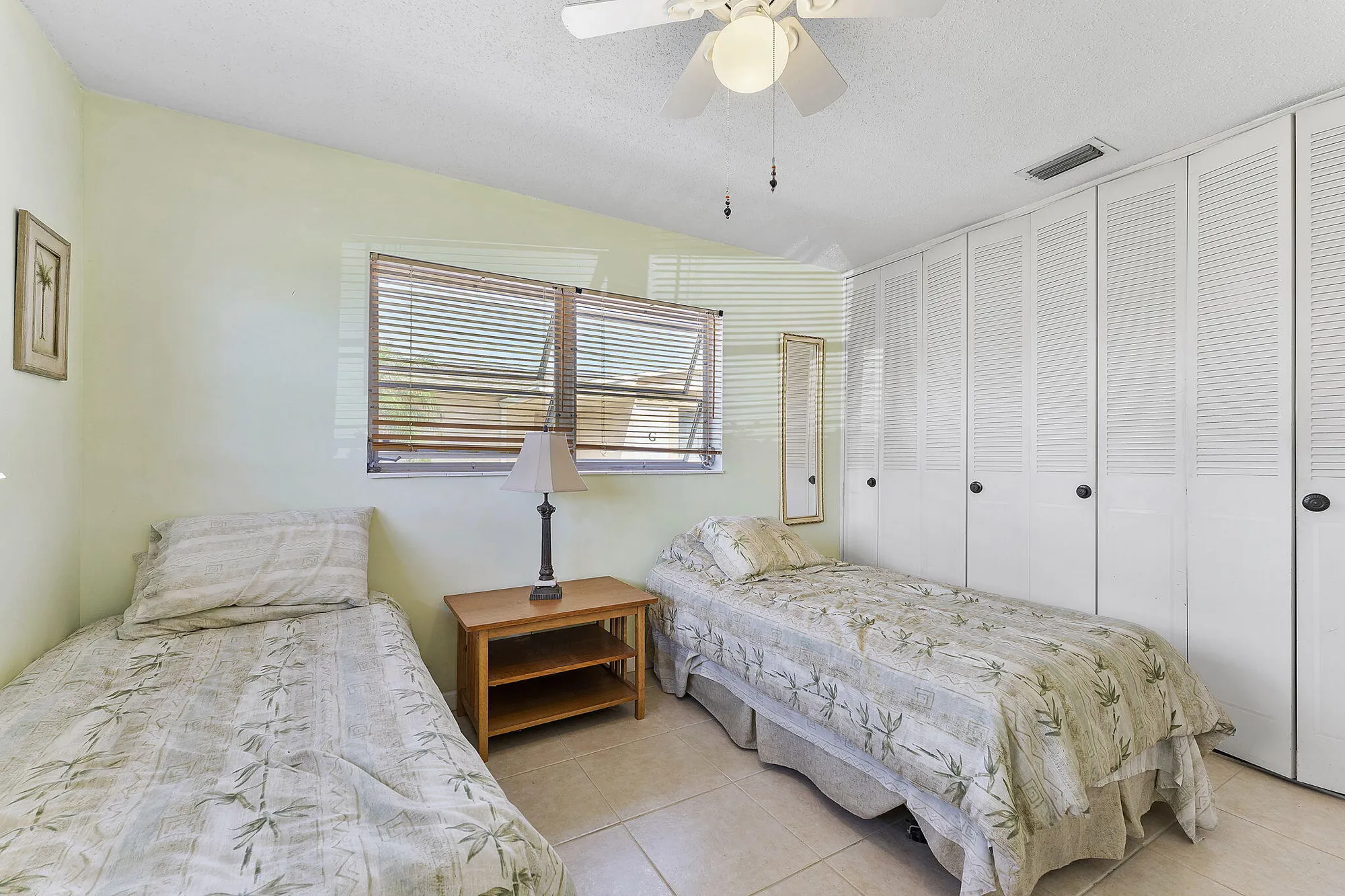 Property Slideshow image 13 of 21 | 2523 dudley dr h, West Palm Beach, FL, 33415