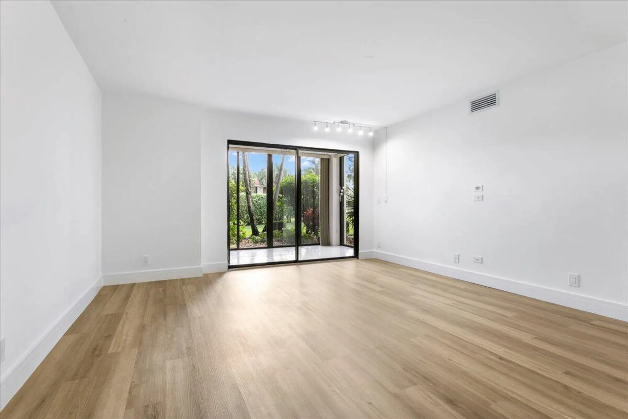 Property Slideshow image 12 of 49 | 10203 mangrove dr 101, Boynton Beach, FL, 33437