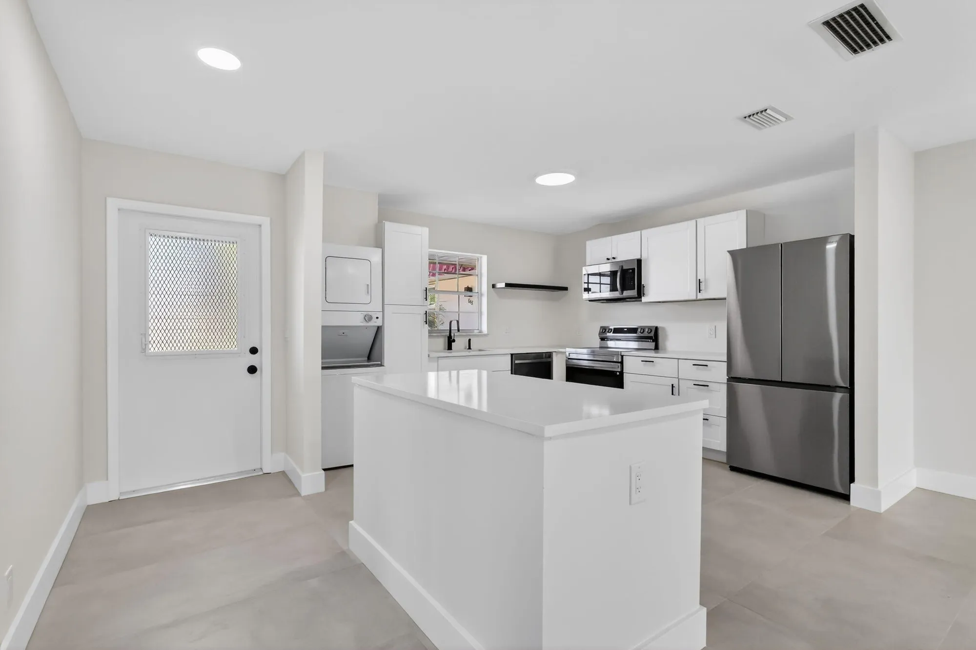 Property Slideshow image 9 of 36 | 846 salem ln, Lake Worth, FL, 33467