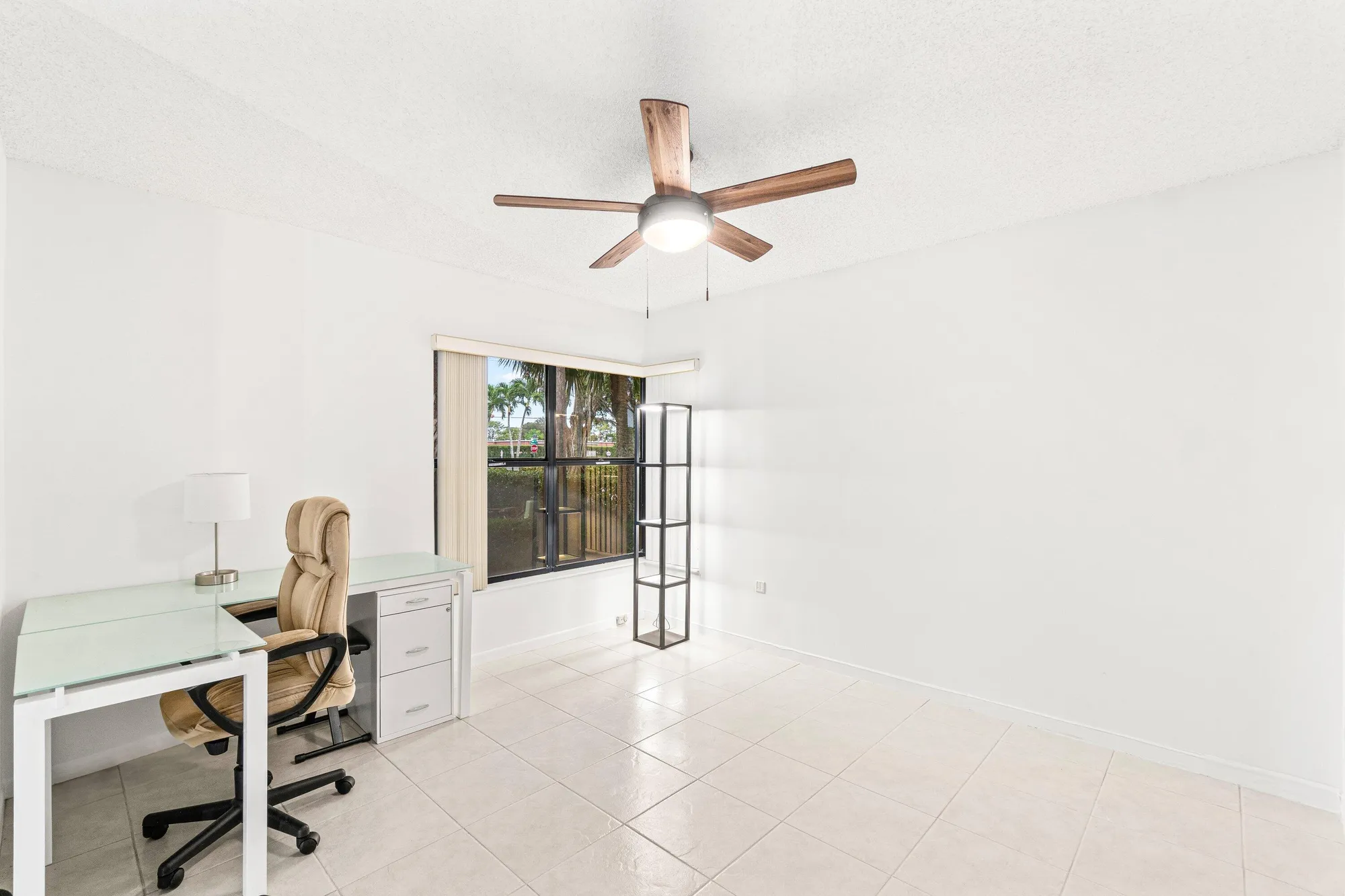 Property Slideshow image 10 of 37 | 3742 english ln d, Lake Worth, FL, 33467