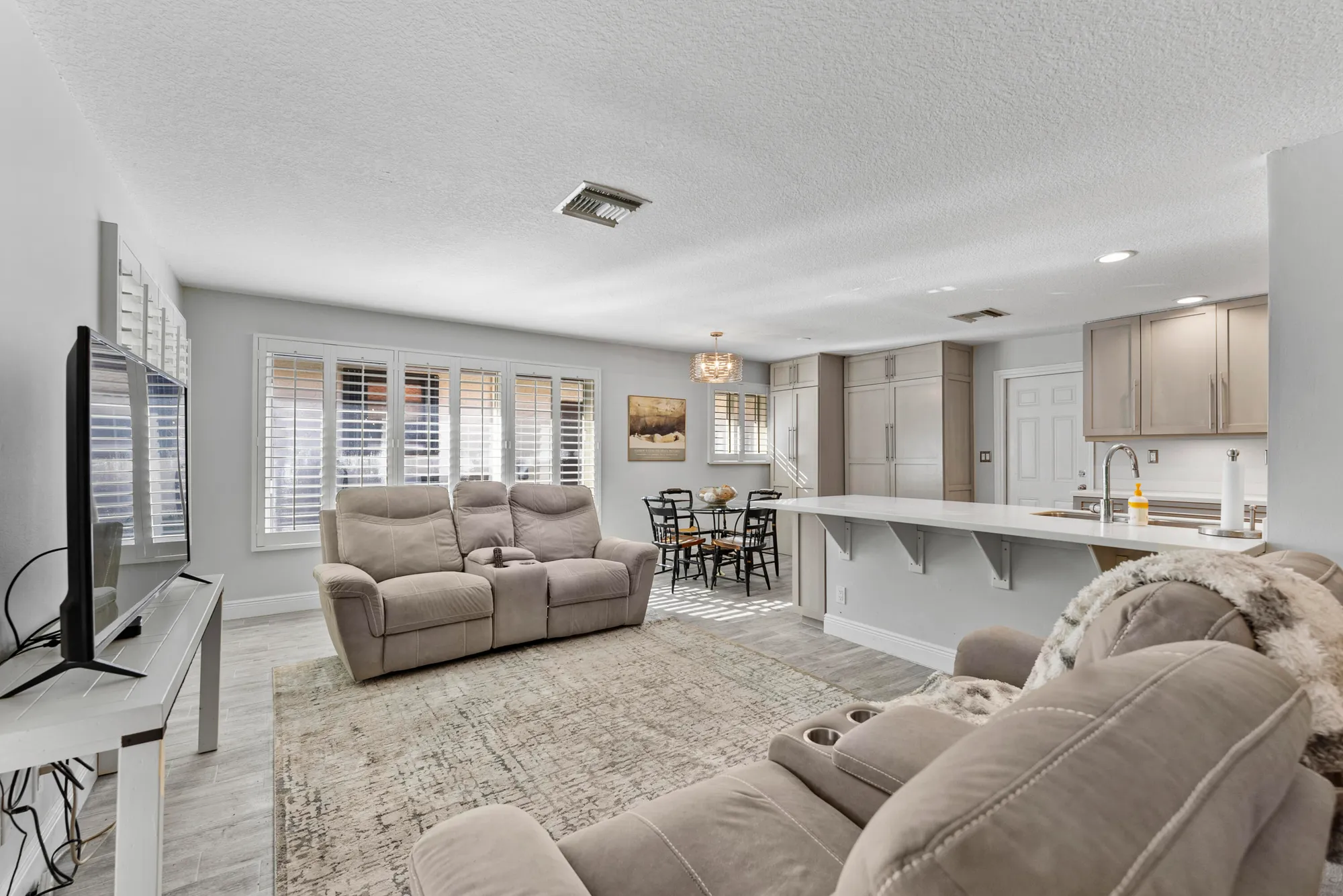 Property Slideshow image 17 of 48 | 334 nw 42nd st, Boca Raton, FL, 33431