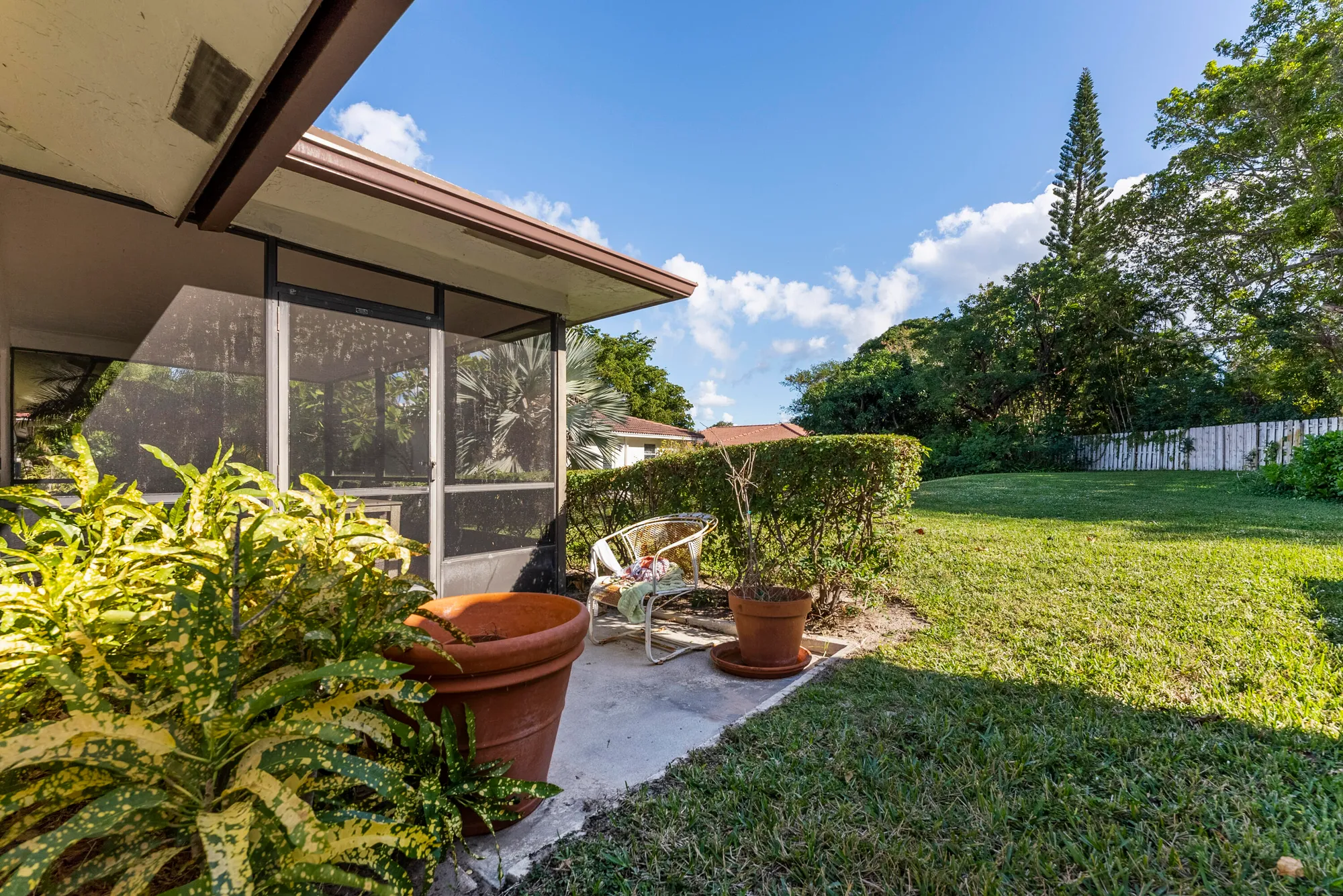 Property Slideshow image 9 of 48 | 334 nw 42nd st, Boca Raton, FL, 33431