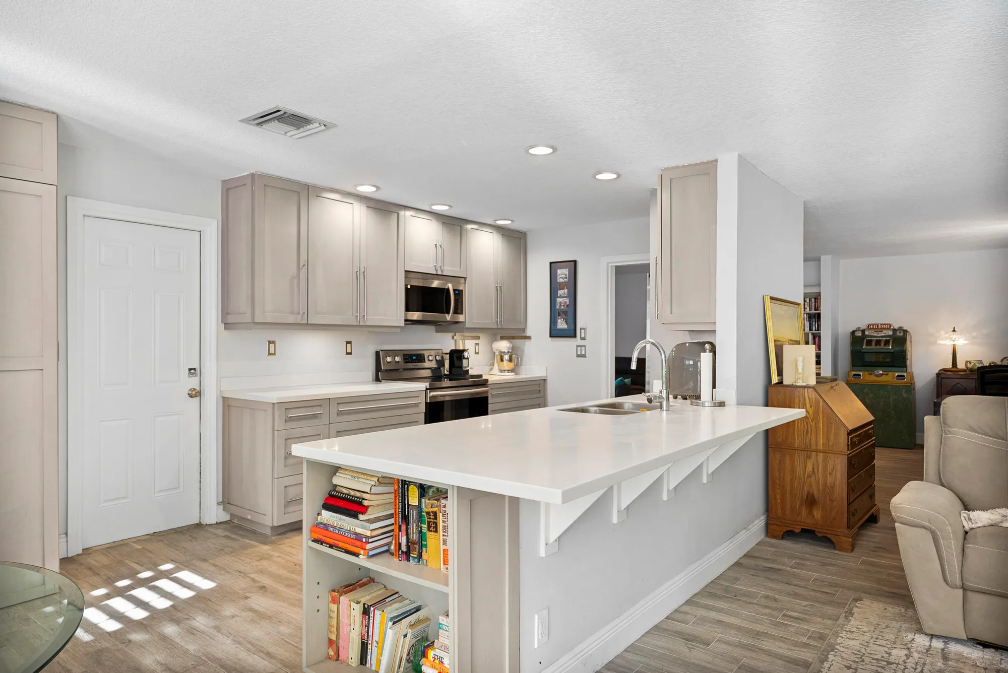 Property Slideshow image 23 of 48 | 334 nw 42nd st, Boca Raton, FL, 33431