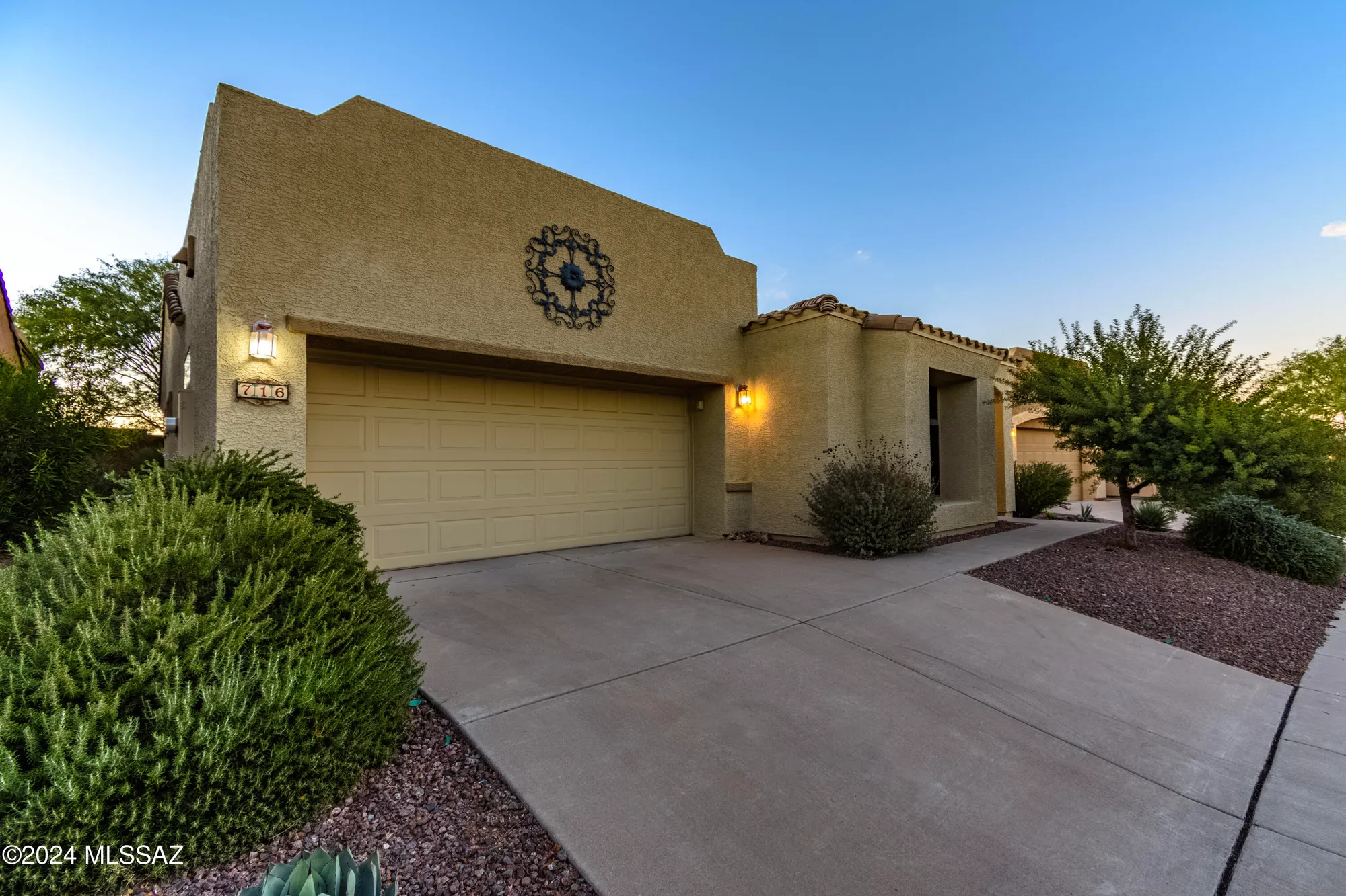 Property Slideshow image 1 of 45 | 716 w shadow wood st, Green Valley, AZ, 85614