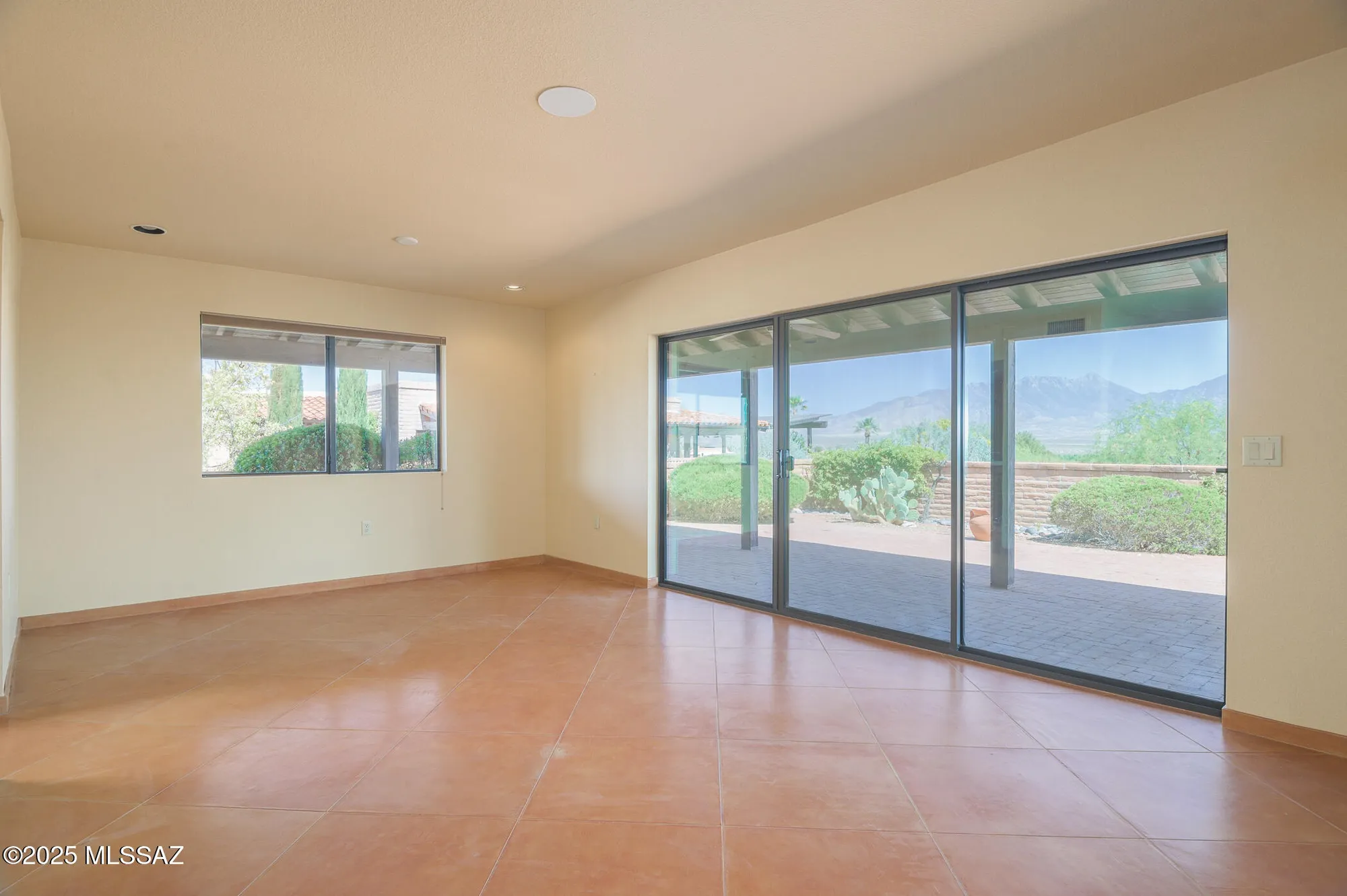 Property Slideshow image 11 of 35 | 1013 w desert hills dr, Green Valley, AZ, 85622
