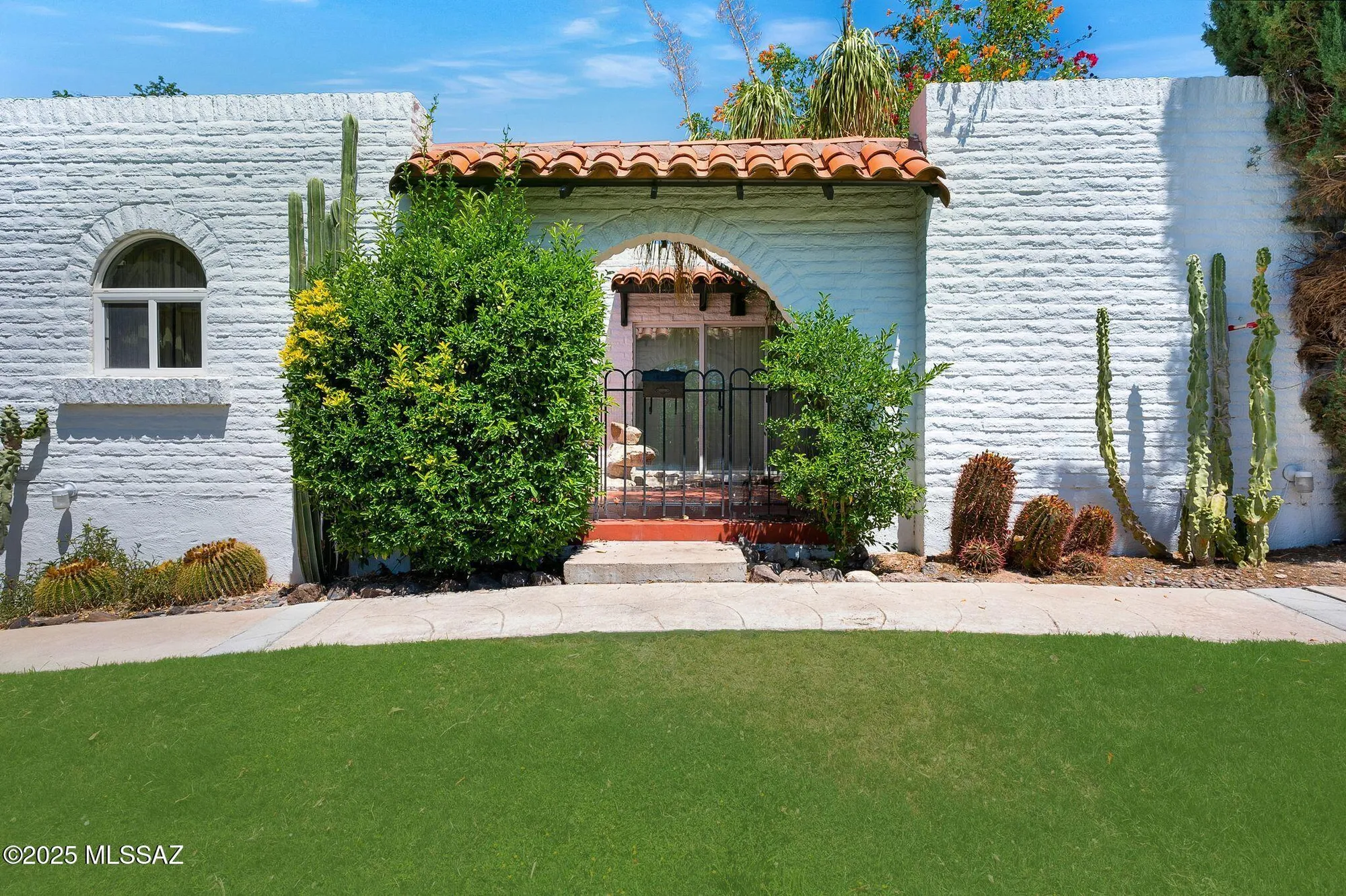 Property Slideshow image 2 of 20 | 708 w roller coaster rd, Tucson, AZ, 85704