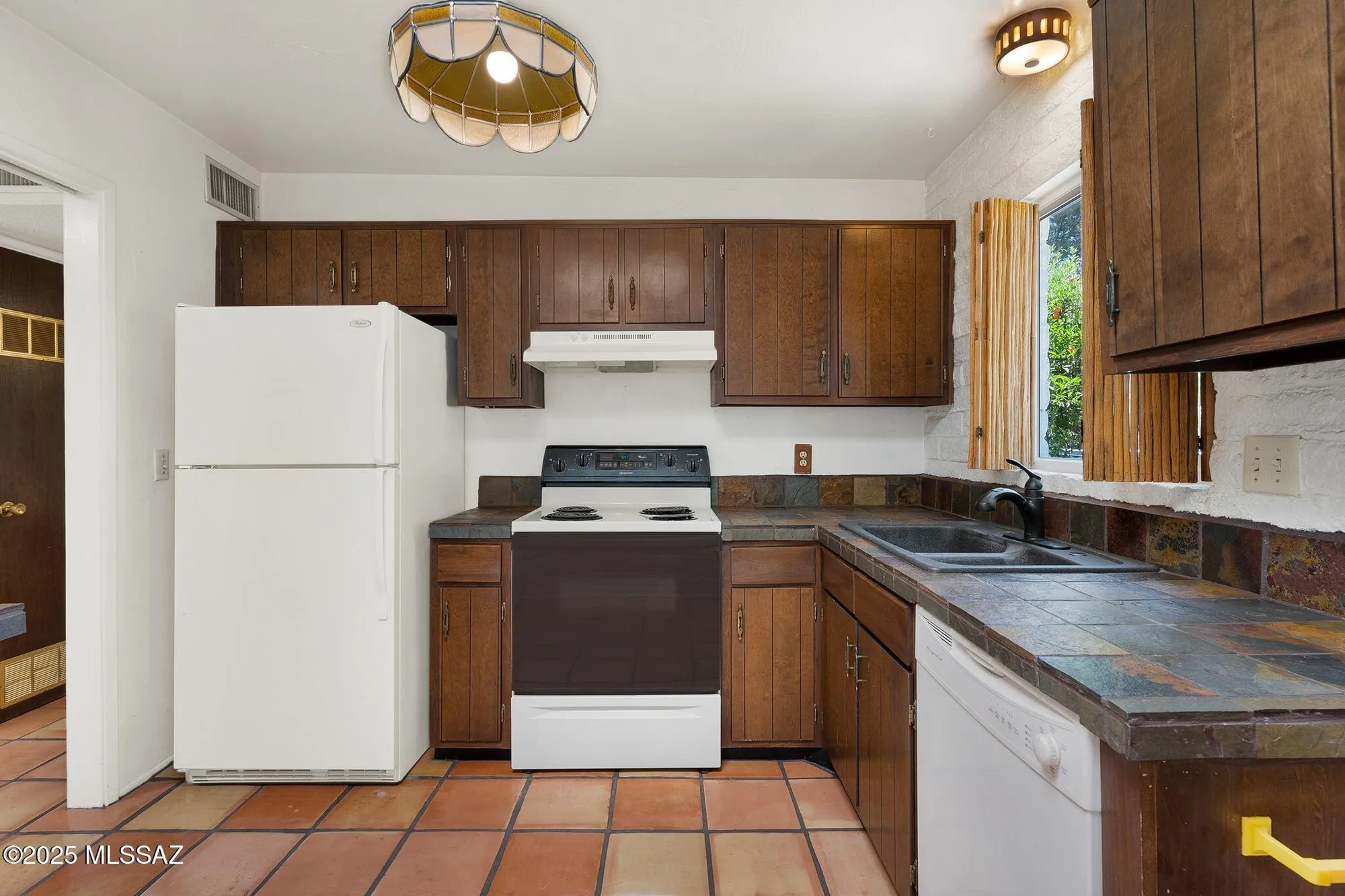 Property Slideshow image 8 of 20 | 708 w roller coaster rd, Tucson, AZ, 85704