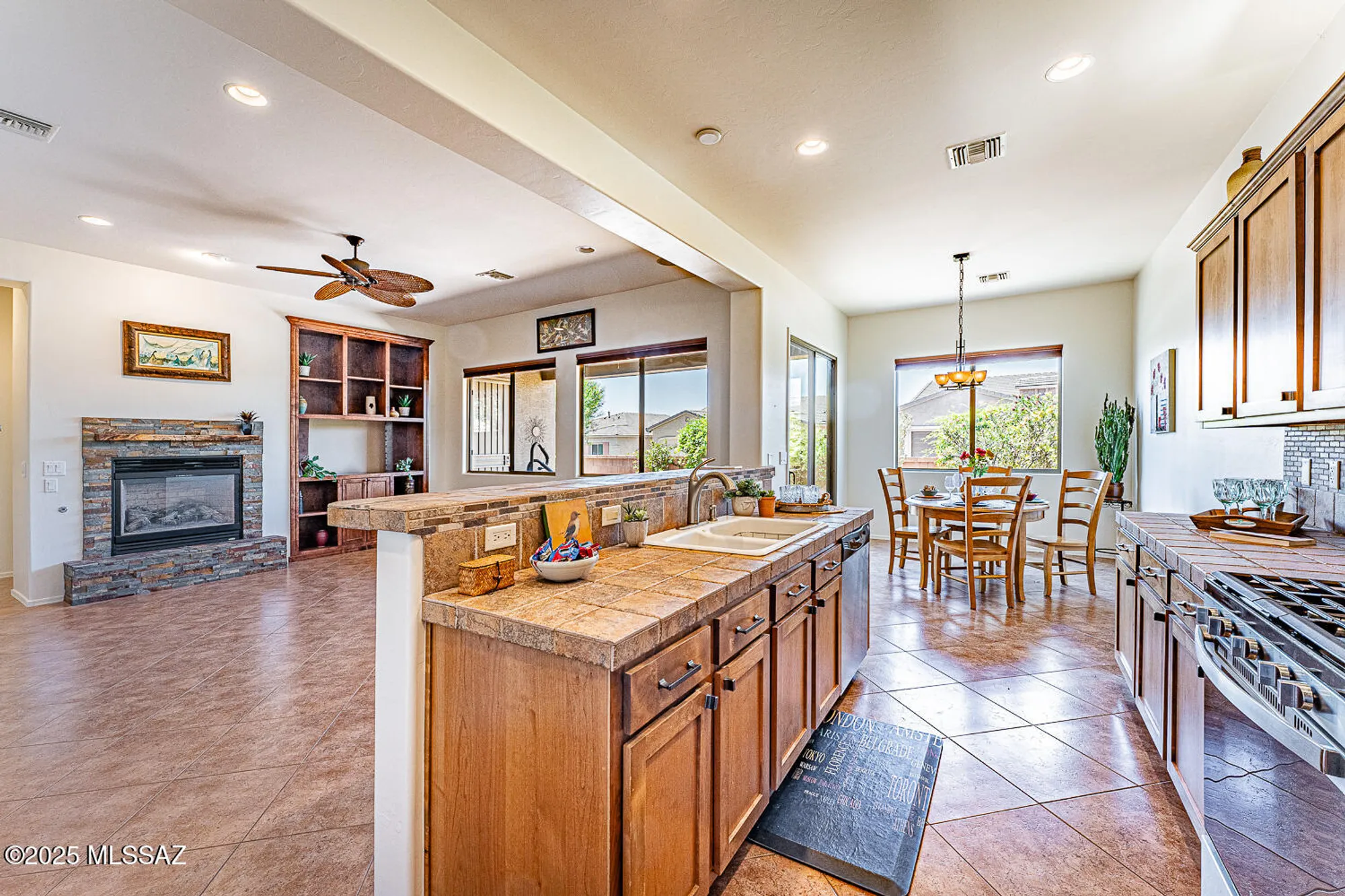 Property Slideshow image 11 of 48 | 2499 w bassett peak dr, Green Valley, AZ, 85622