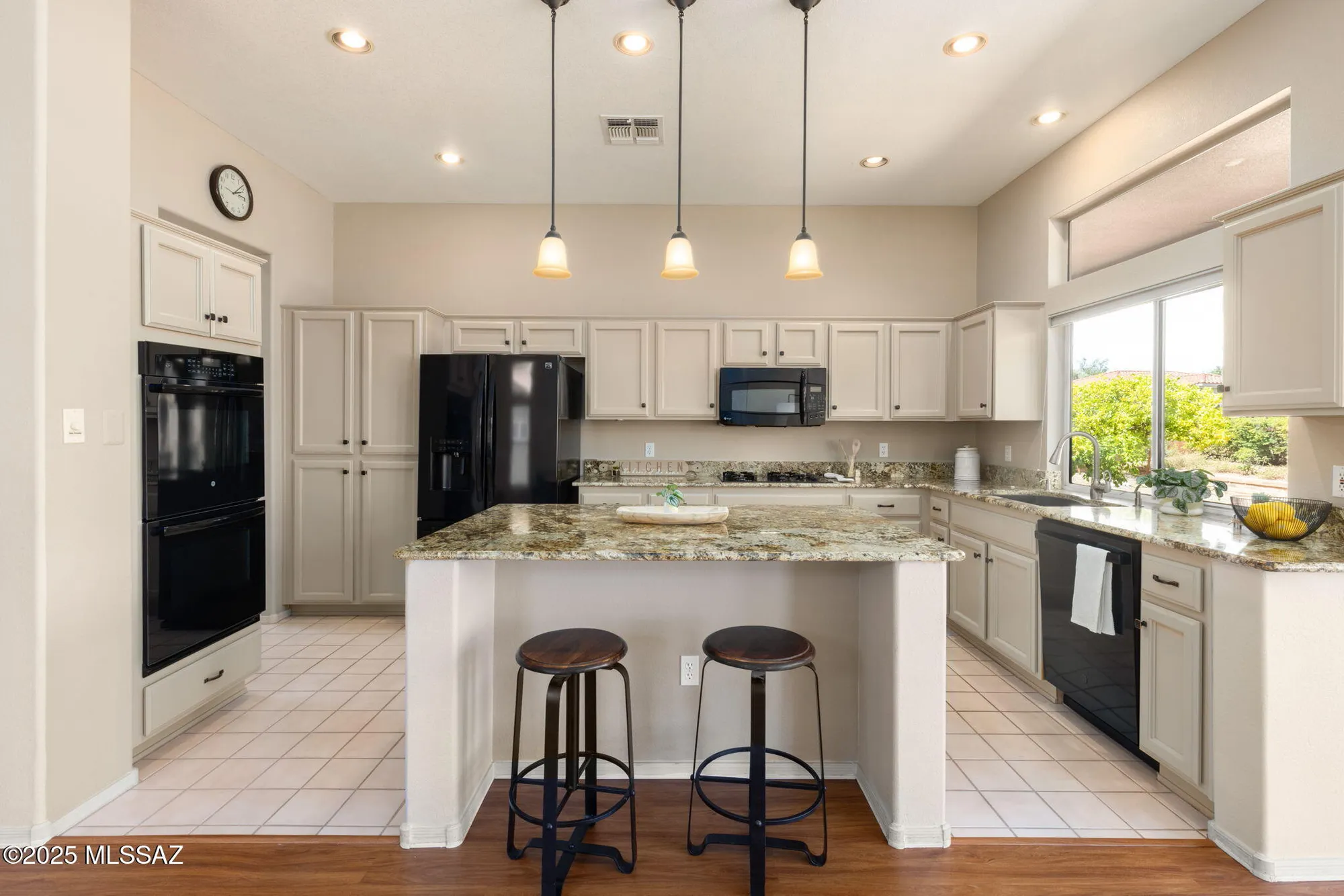 Property Slideshow image 16 of 49 | 2023 e bighorn mountain dr, Oro Valley, AZ, 85755